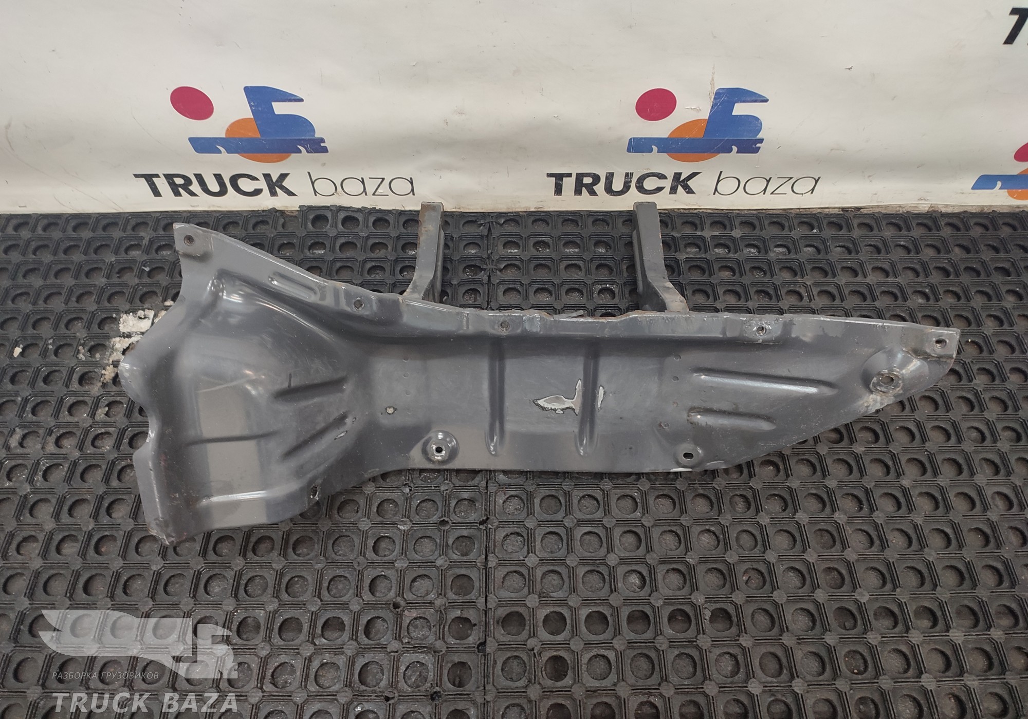 1426107 Кронштейн подножки левой