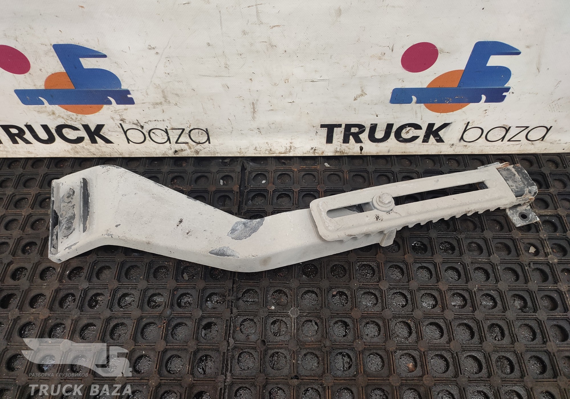 9737900448 Кронштейн верхнего спойлера правый для Mercedes-Benz Axor III (с 2010)