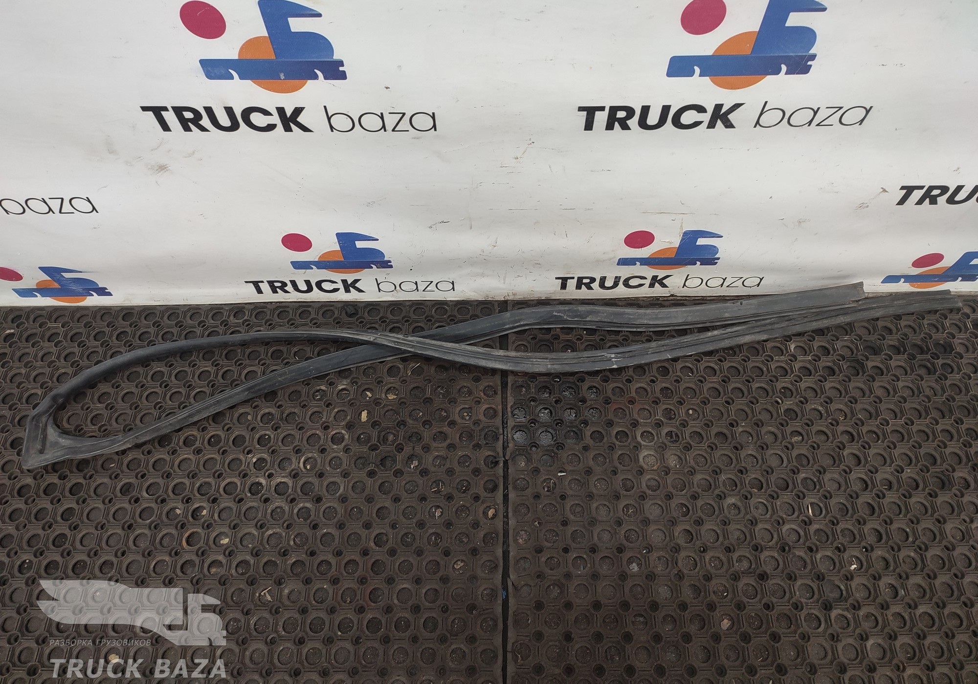 9607214680 Уплотнитель двери правой для Mercedes-Benz Actros New Actros MP4 (с 2011)