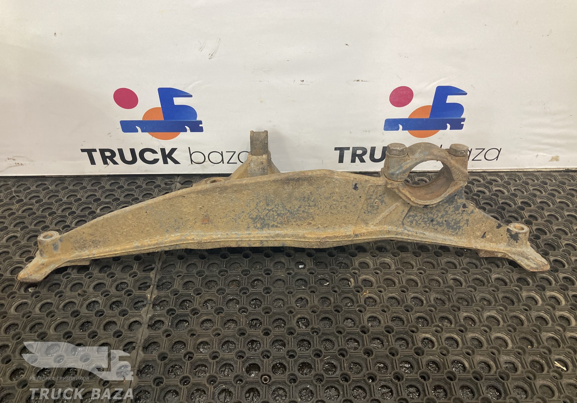 1887654 Кронштейн пневморессоры левый