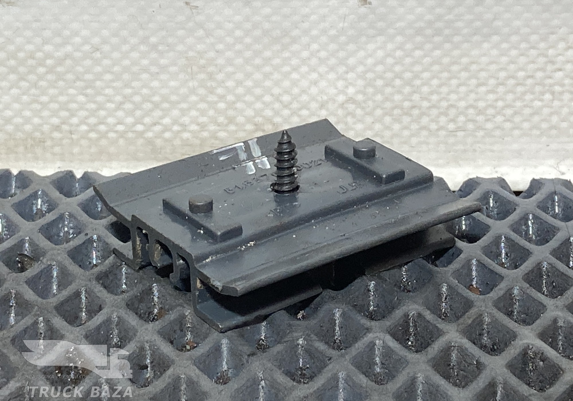 81637040021 Зажим обшивки потолка для Man TGS II (с 2012)