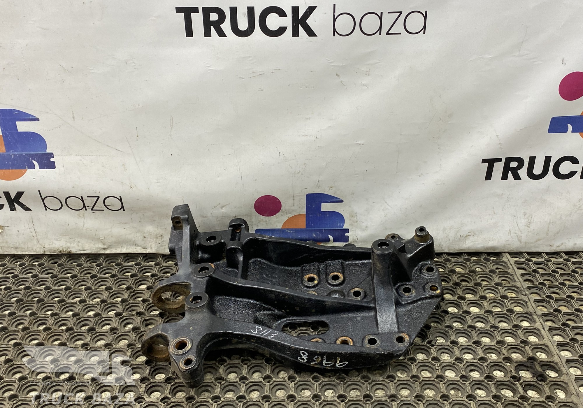 1846826 Кронштейн переднего бампера левый