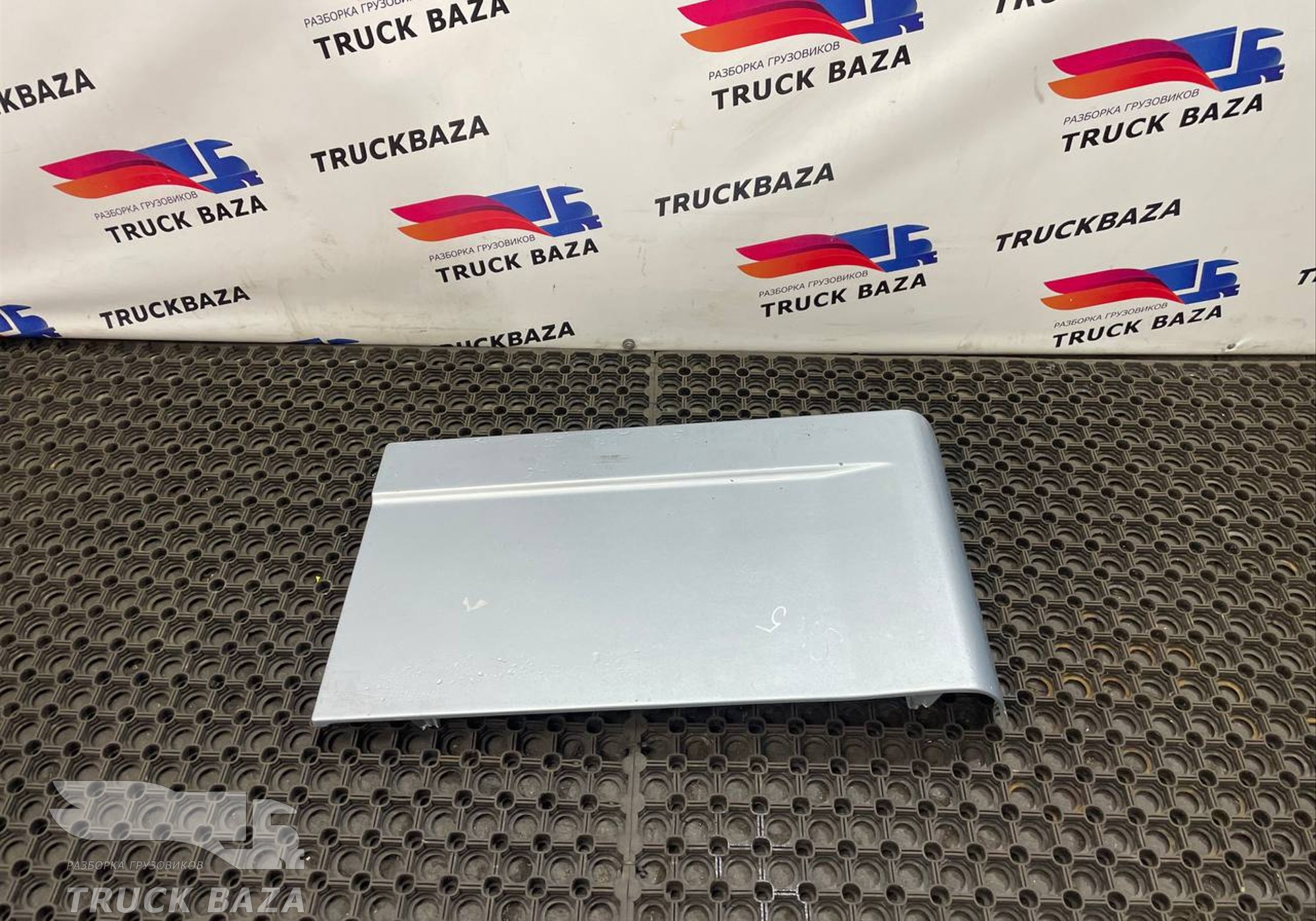 DZ14251290028 Крышка инструментального ящика правая для Shacman X3000 (с 2014)