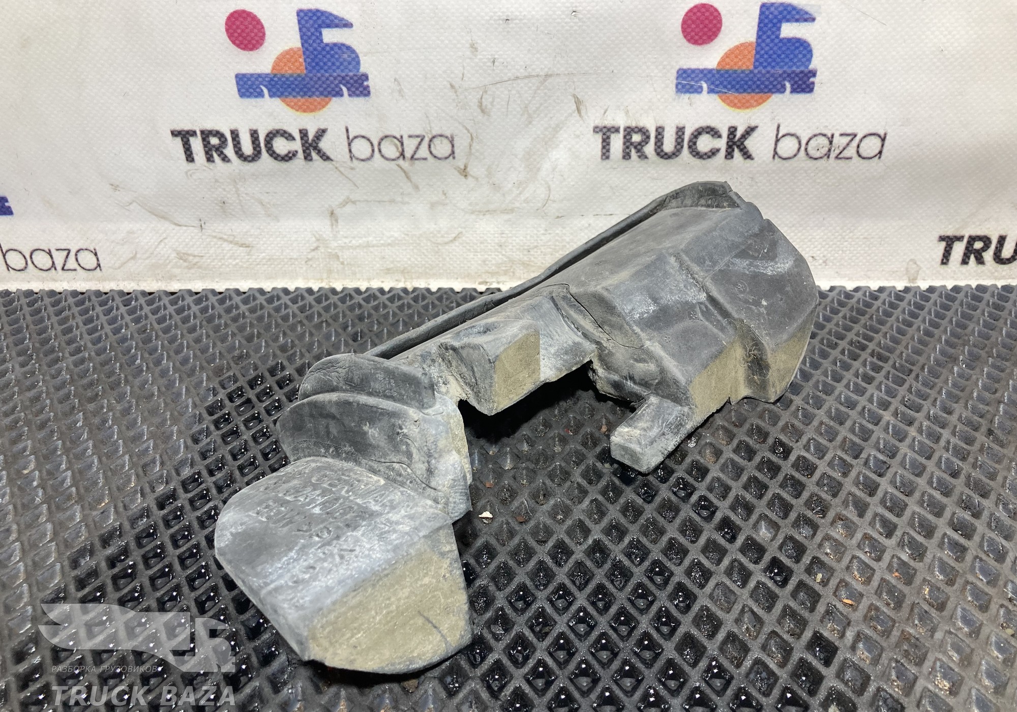 81624100207 Уплотнитель стойки лобового стекла левый