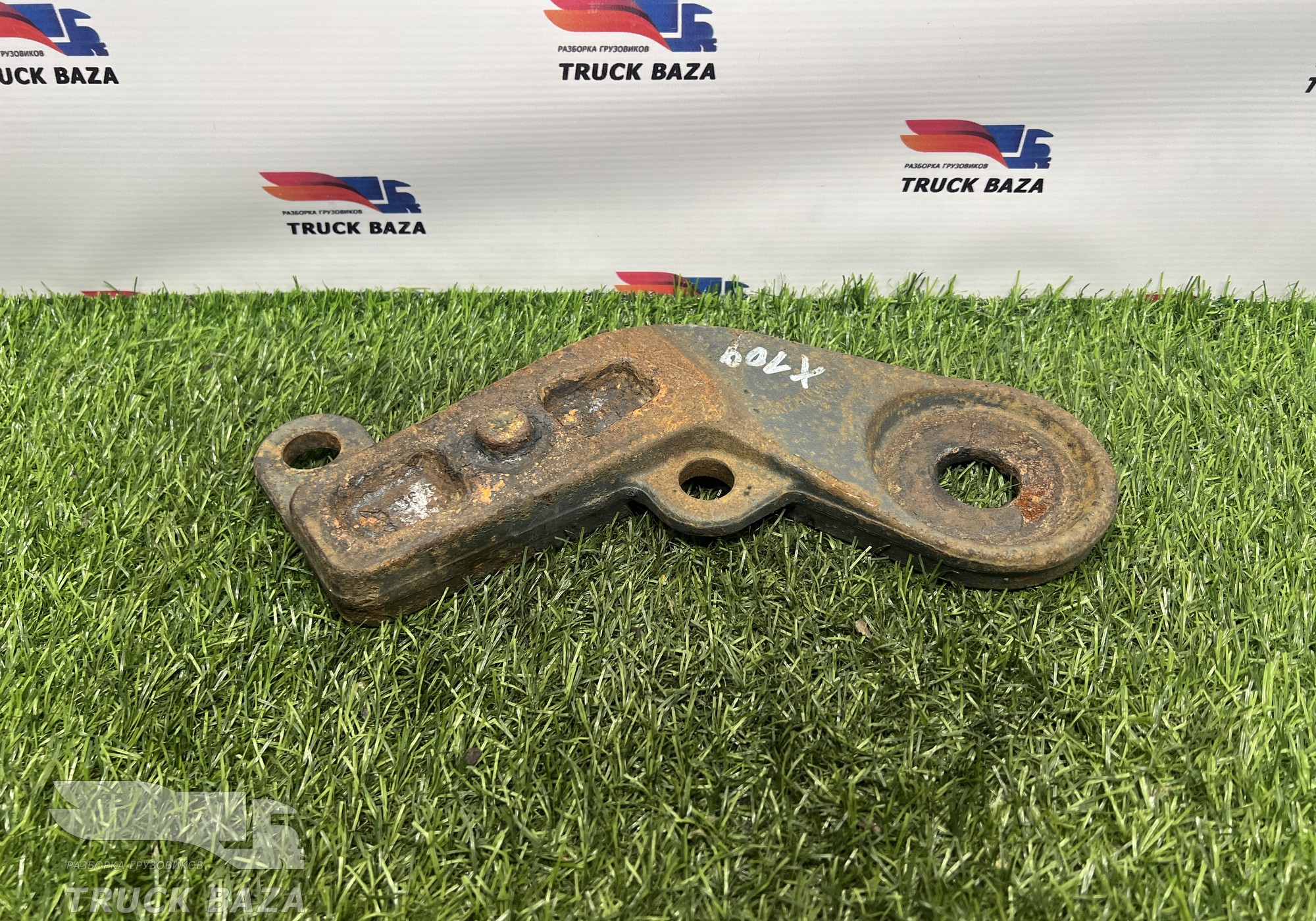 1740951 Кронштейн переднего амортизатора правый