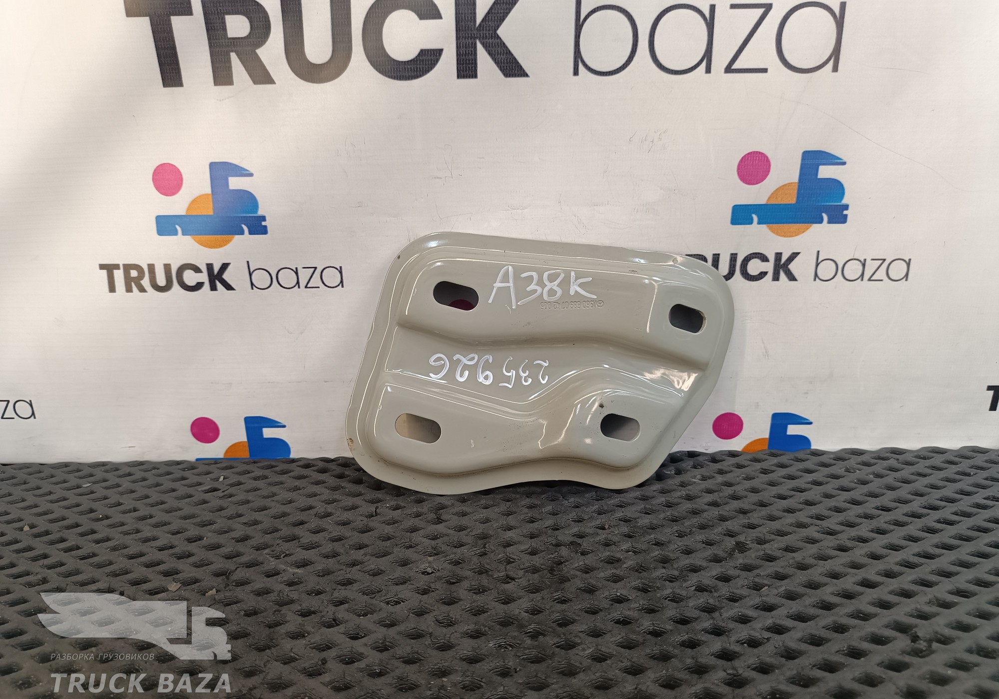 9606890742 Кронштейн торпедо правый для Mercedes-Benz Actros New Actros MP4 (с 2011)