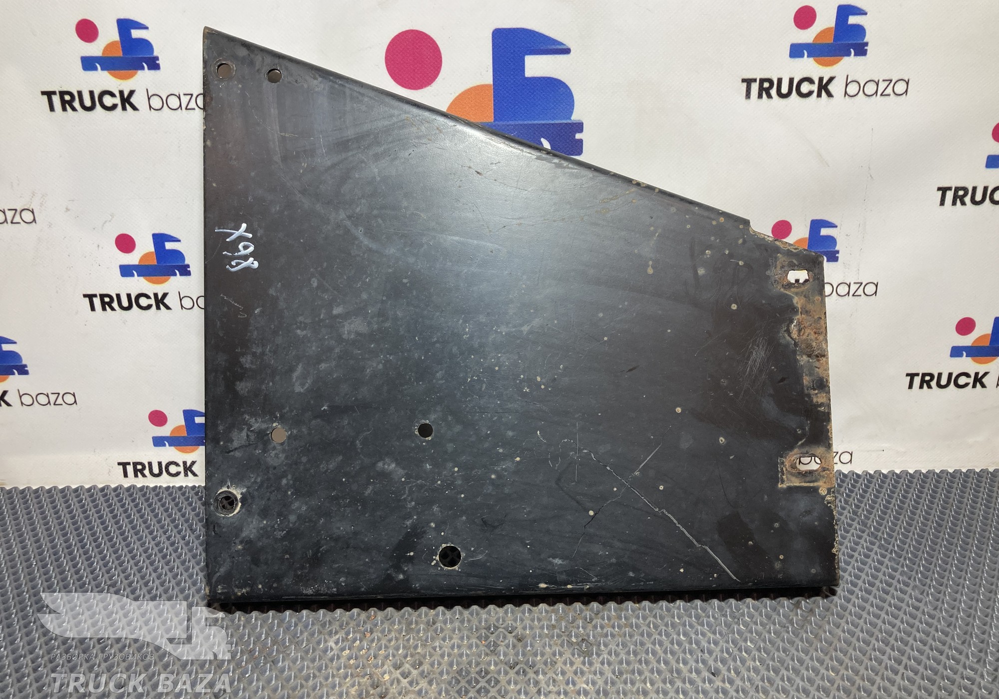 1744188 Кронштейн корпуса подножки правый