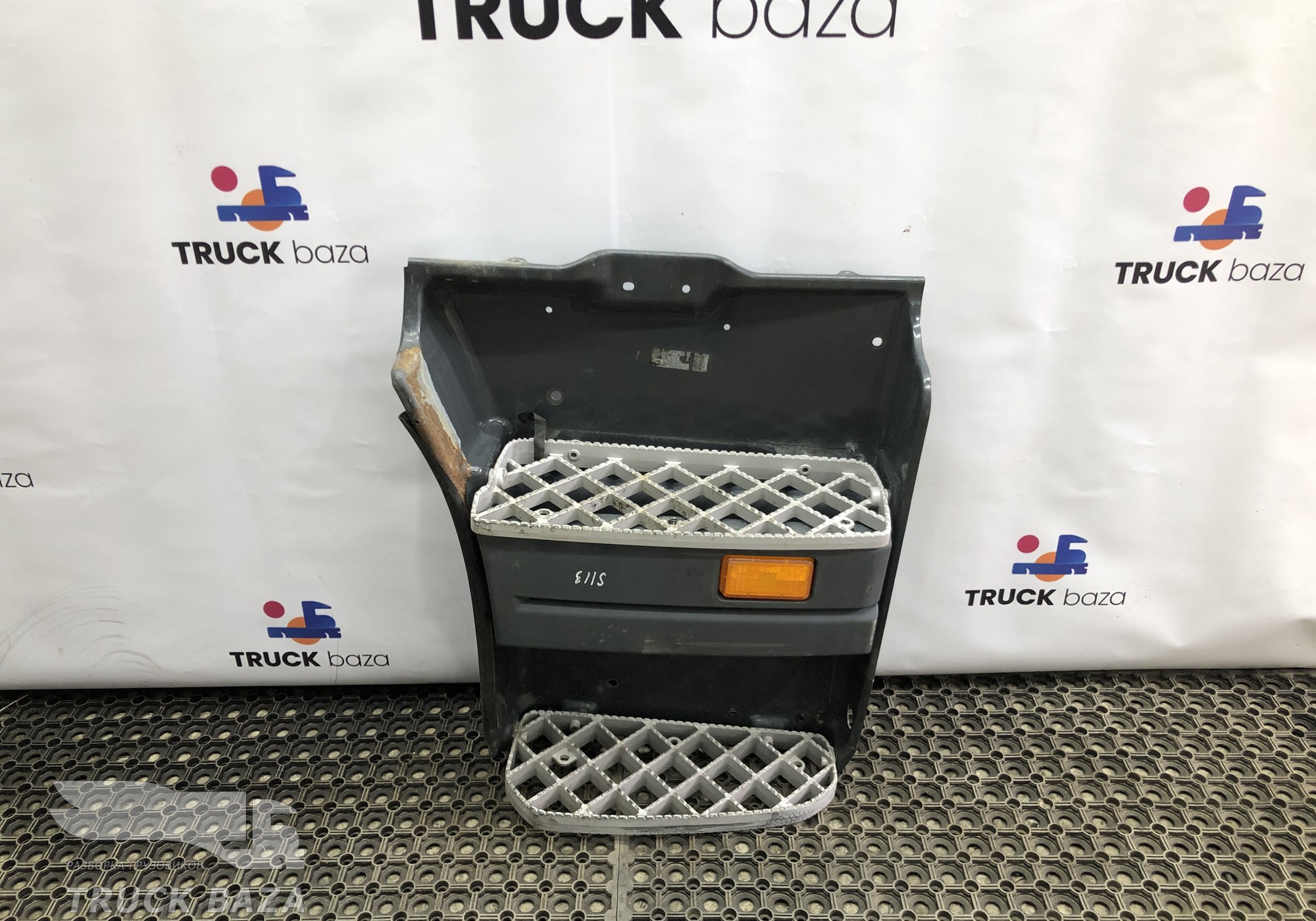 1854228 Корпус подножек правый