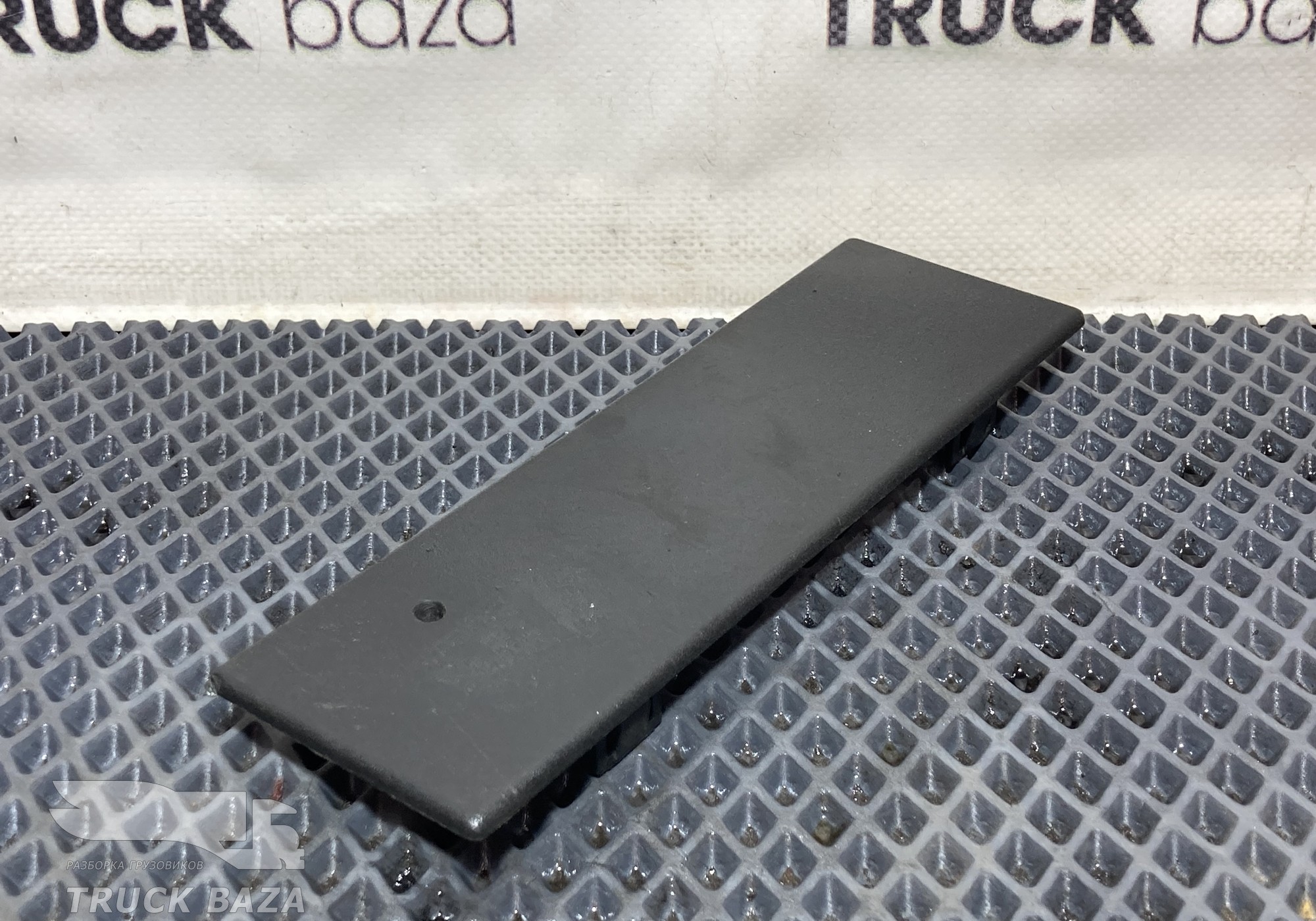 1352947 Заглушка панели приборов