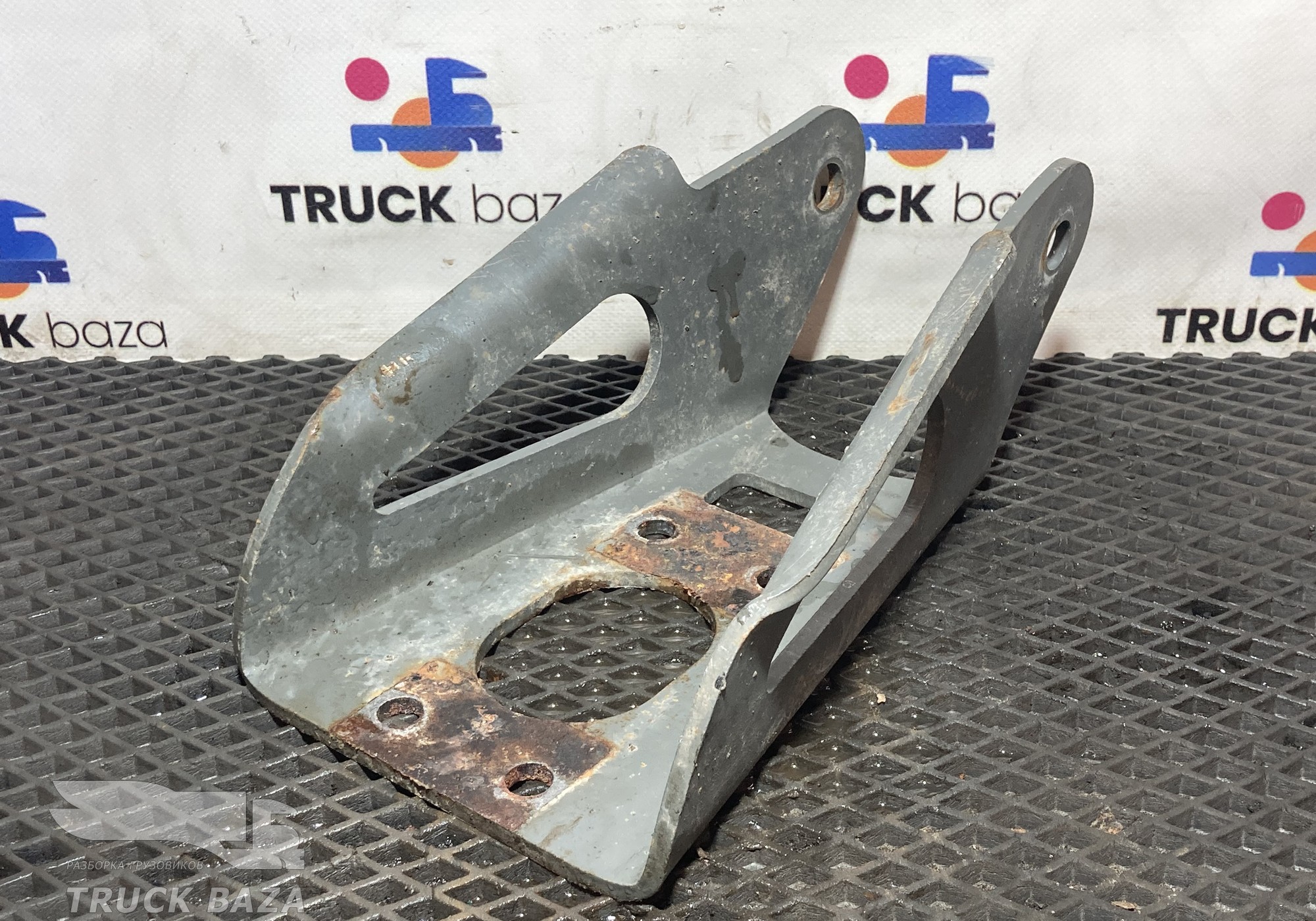 WG9925680046 Кронштейн амортизатора передний верхний для Sinotruk Sitrak C7H