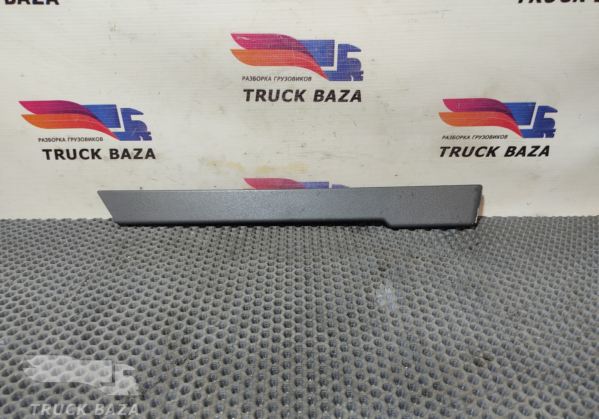 82301764 Накладка двери правой для Renault T (с 2013)