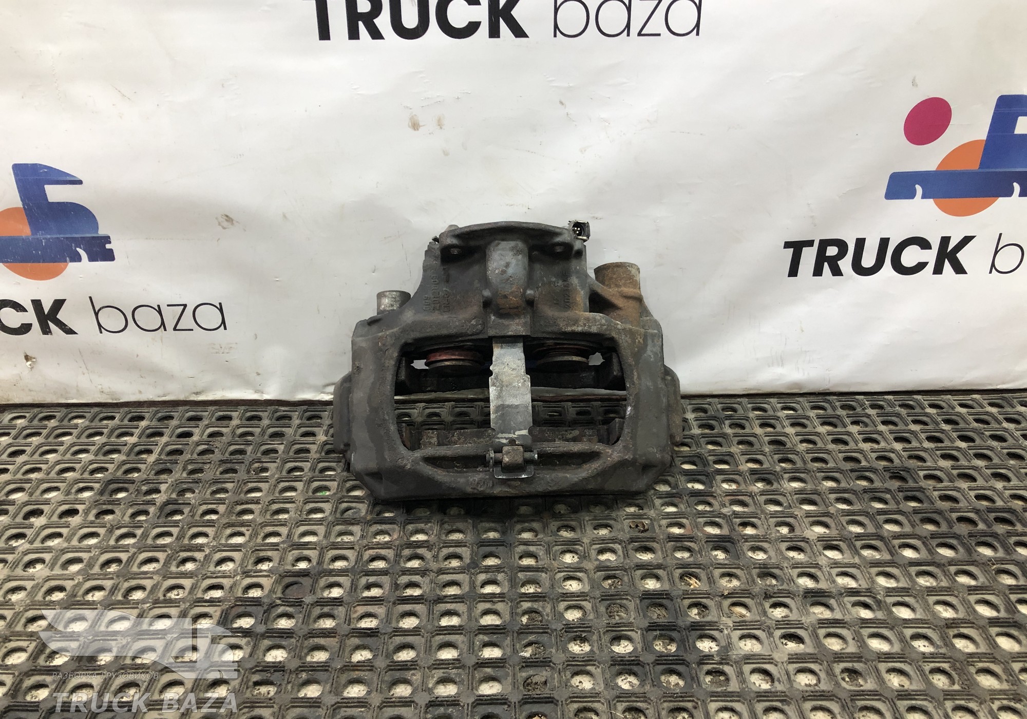 1928820 Суппорт левый для Scania