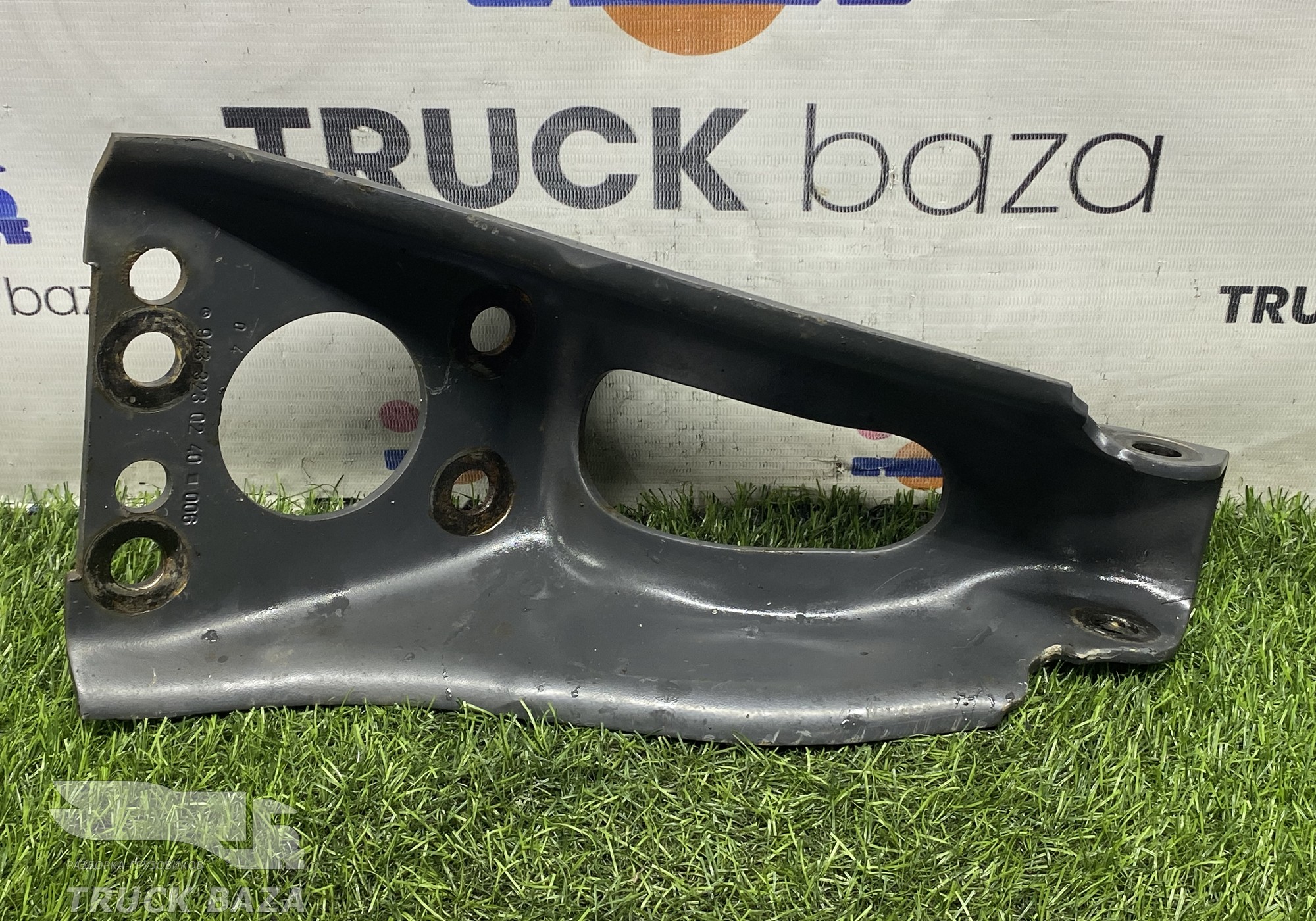 A9433230240 Кронштейн амортизатора верхний