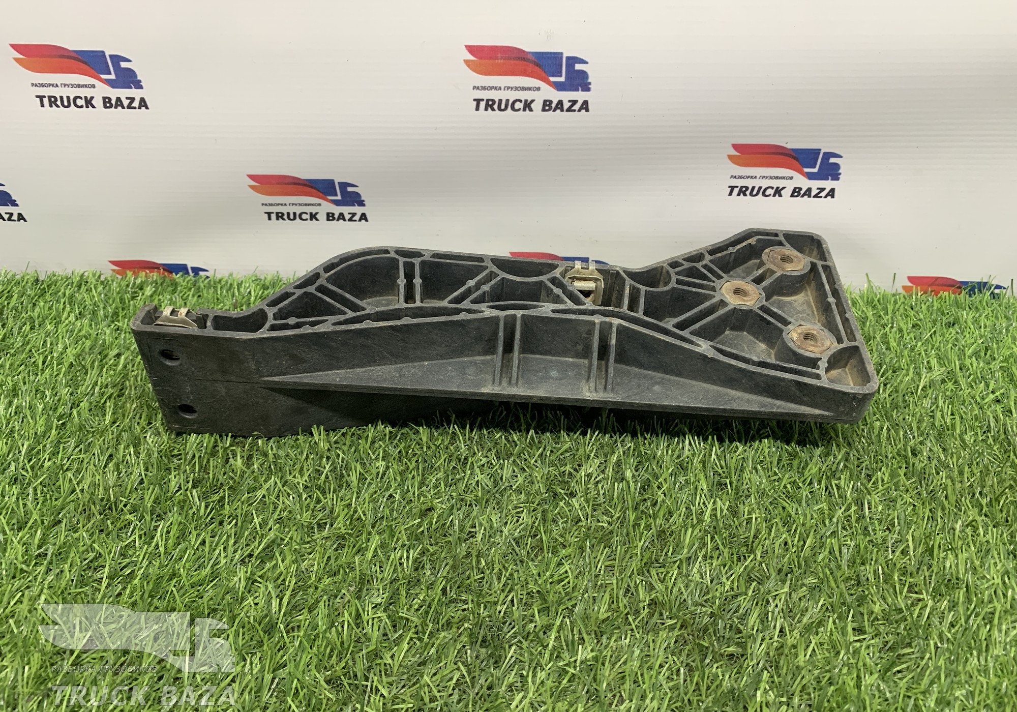 81416140013 Кронштейн переднего бампера левый