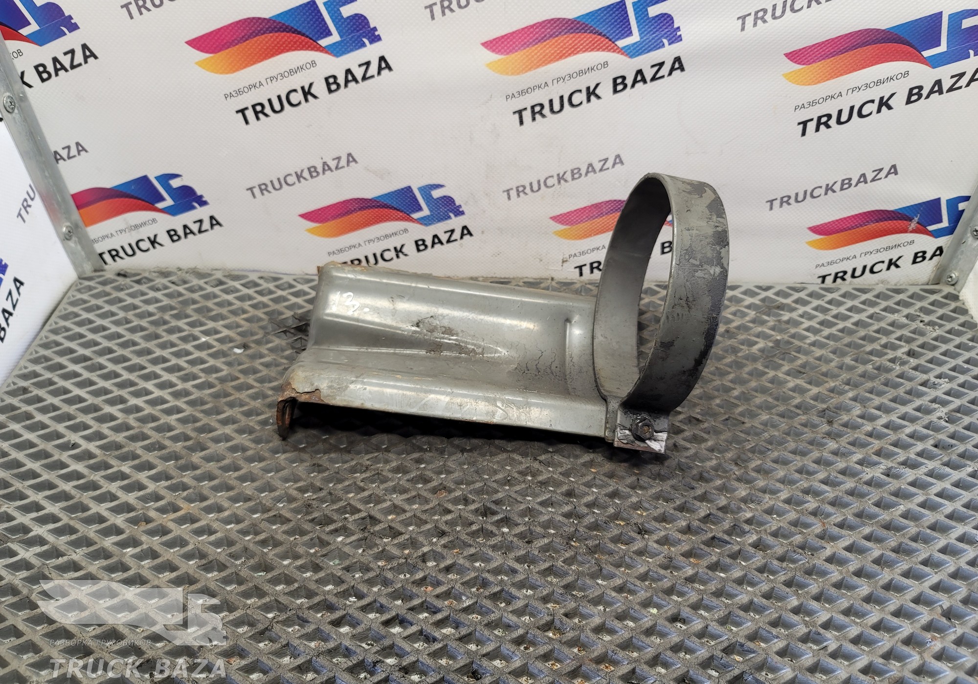 1075598 Кронштейн бачка ГУРа для Volvo FM I (с 1998 по 2001)