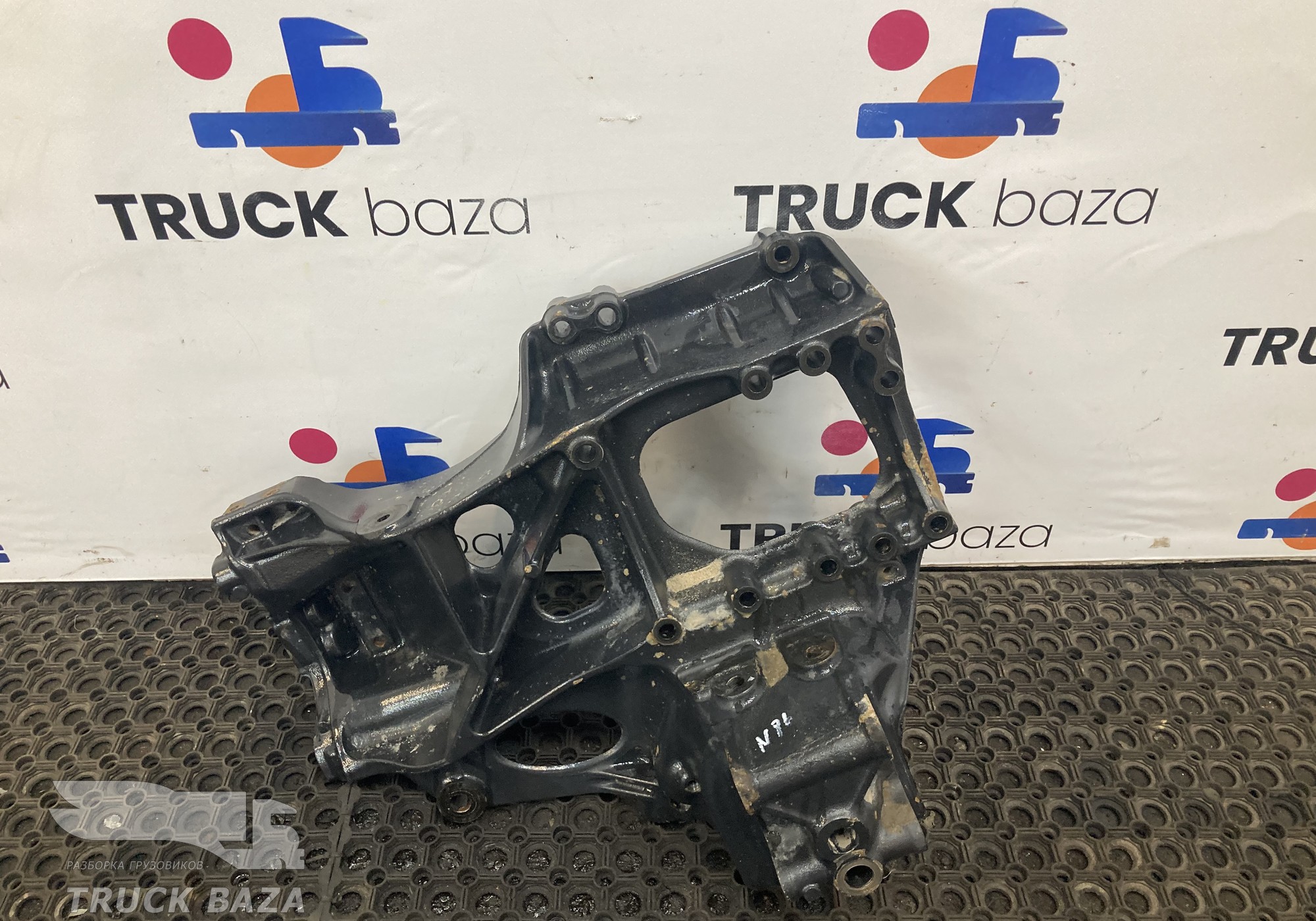 81413130038 Кронштейн рессоры передний правый для Man TGX TG3 (с 2020)