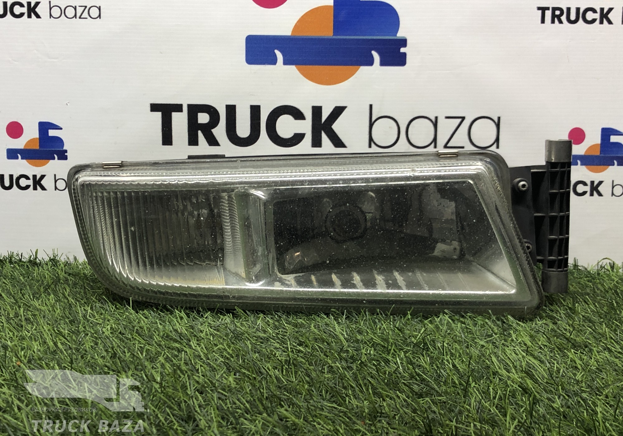 81251016522 Фара противотуманная правая