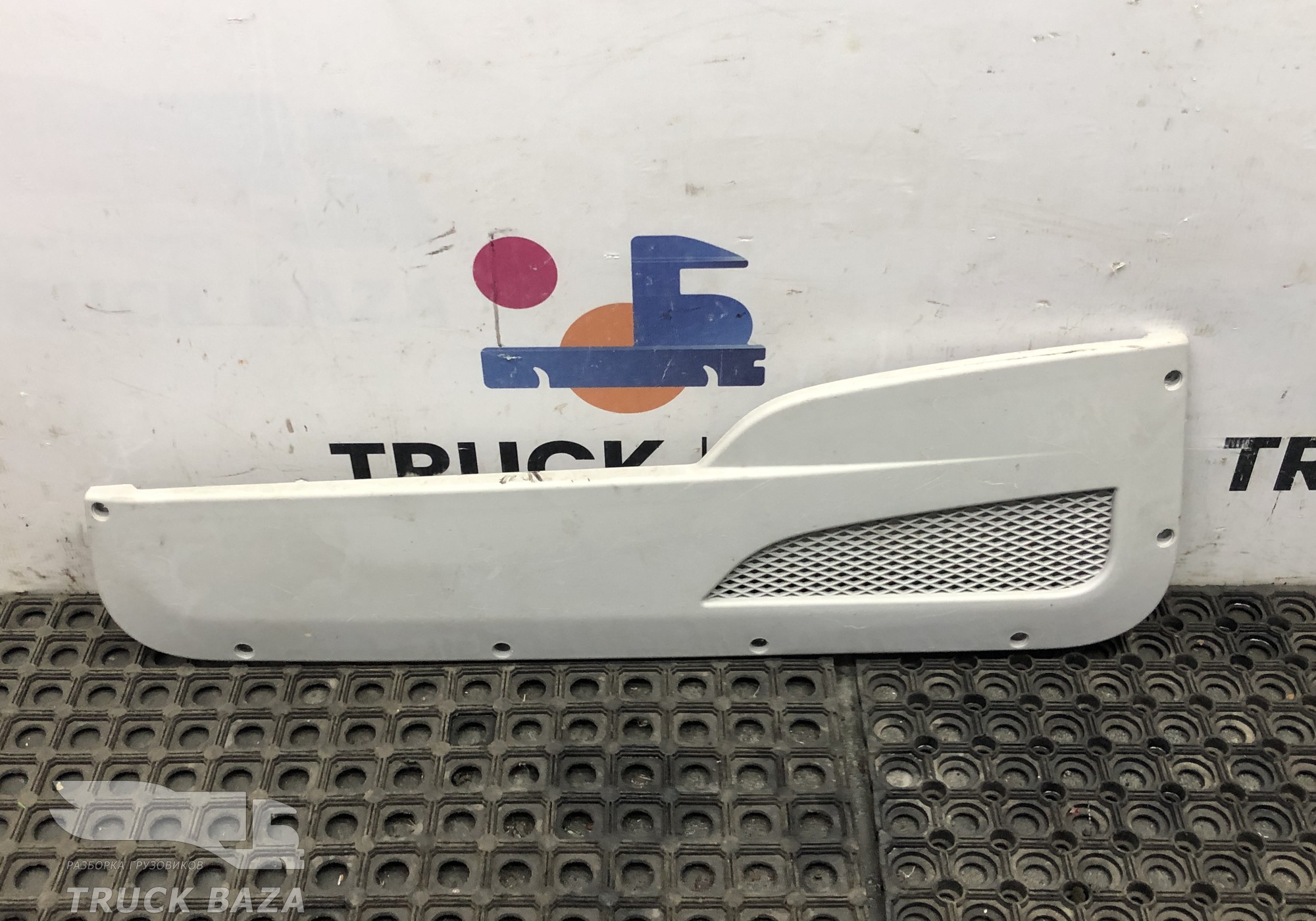 504183146 Накладка обшивки двери правой