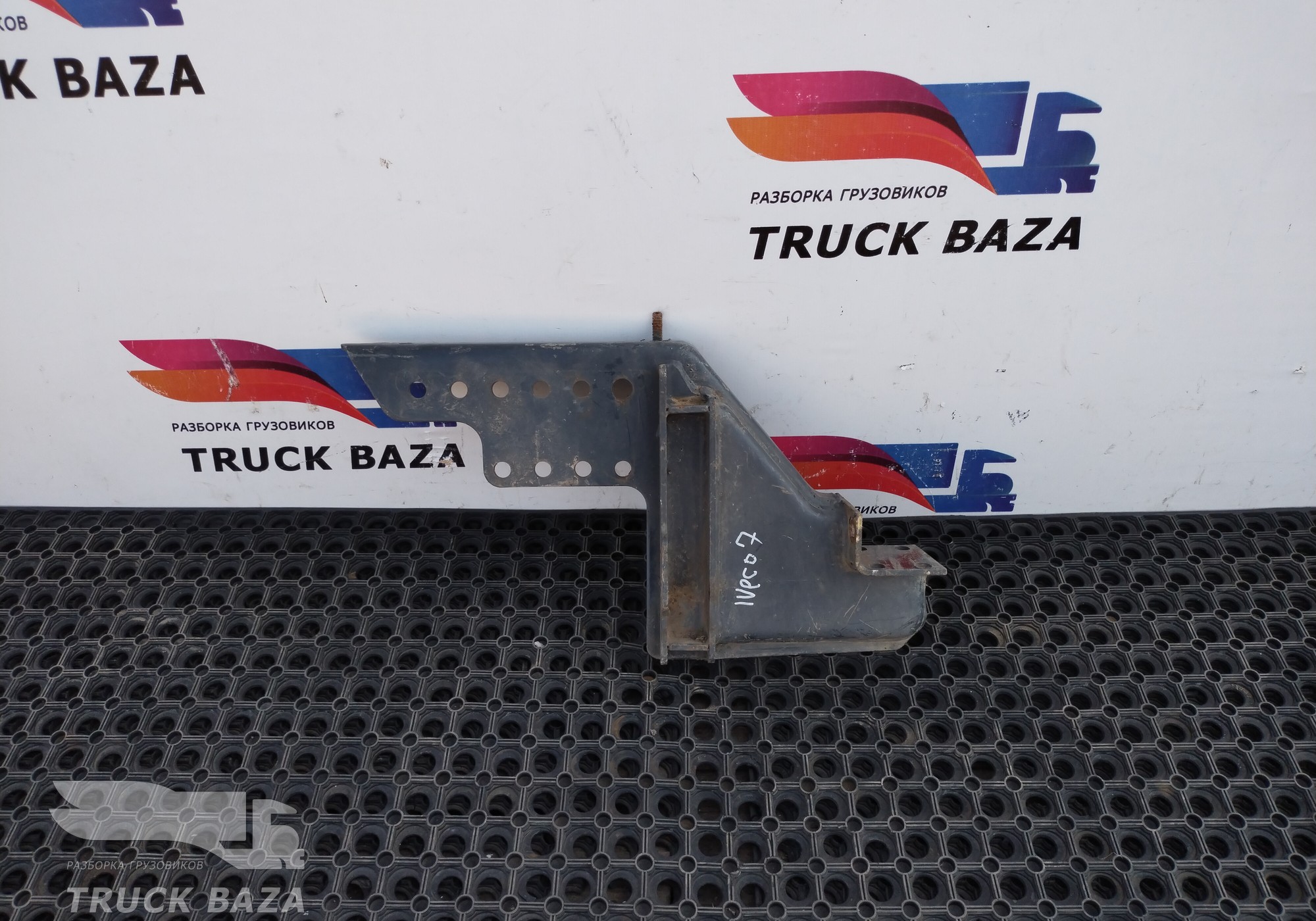 41298019 Кронштейн усилителя переднего бампера левый для Iveco