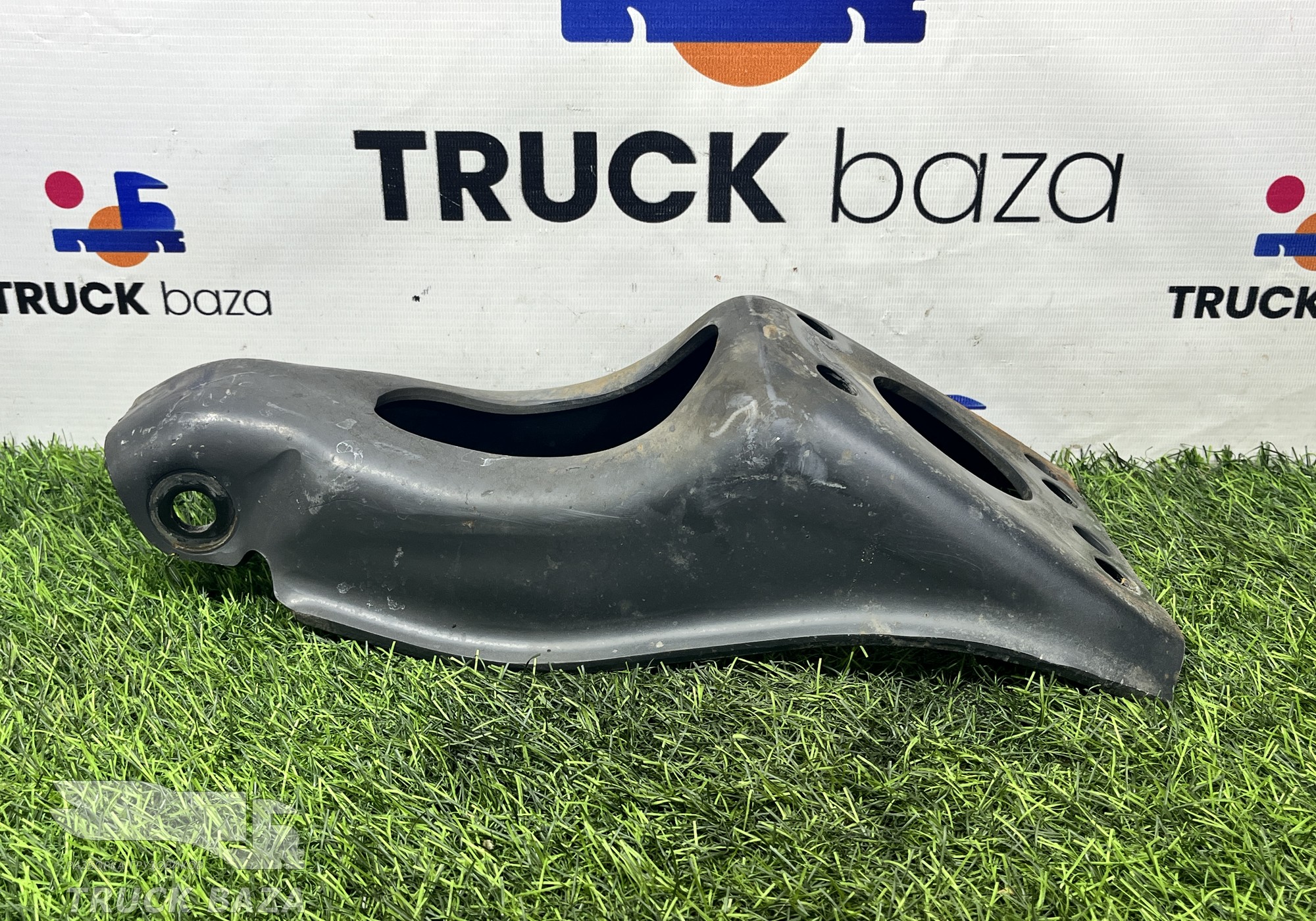 A9433230240 Кронштейн амортизатора верхний