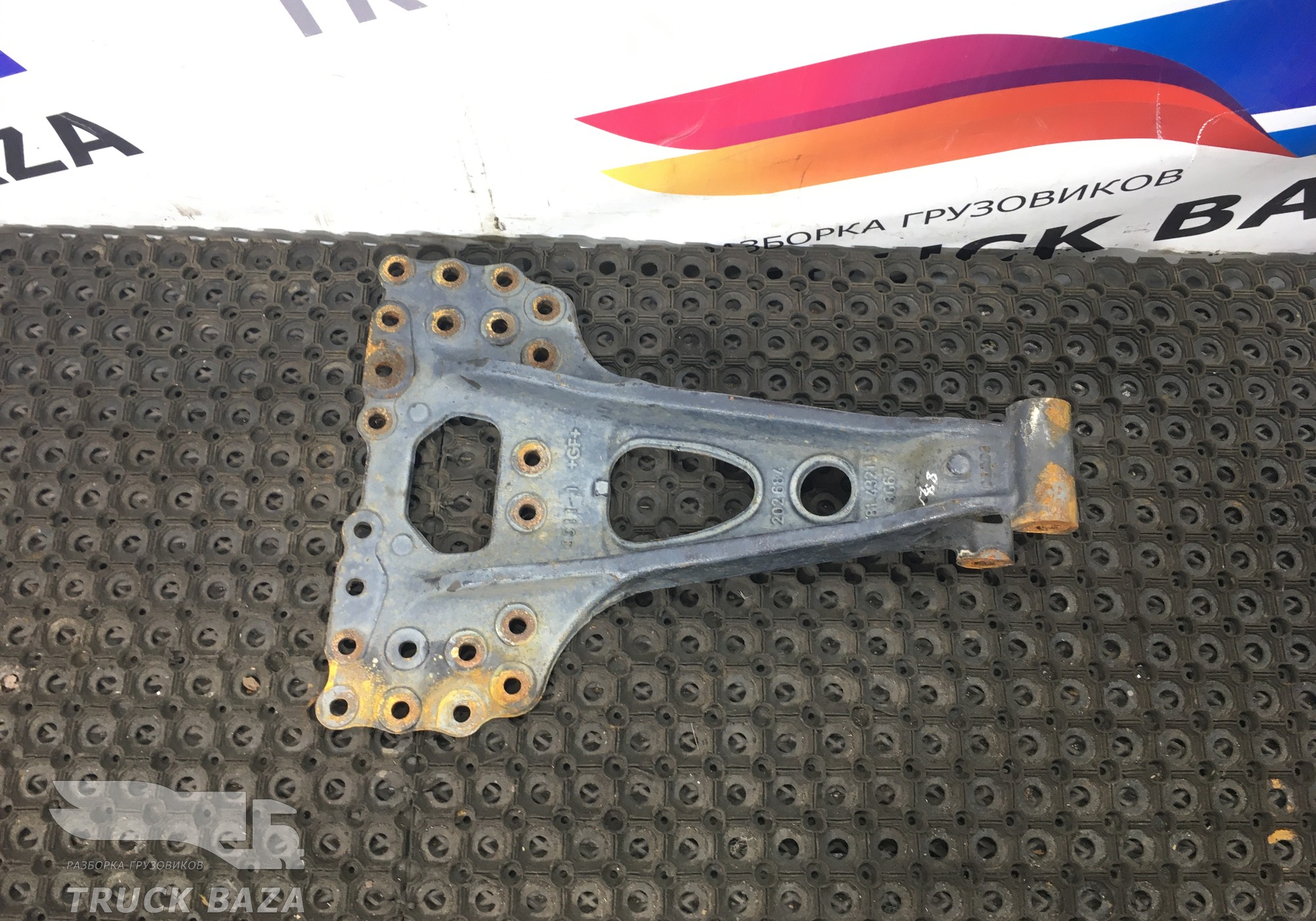 81432153067 Кронштейн реактивной тяги правый для Man TGX