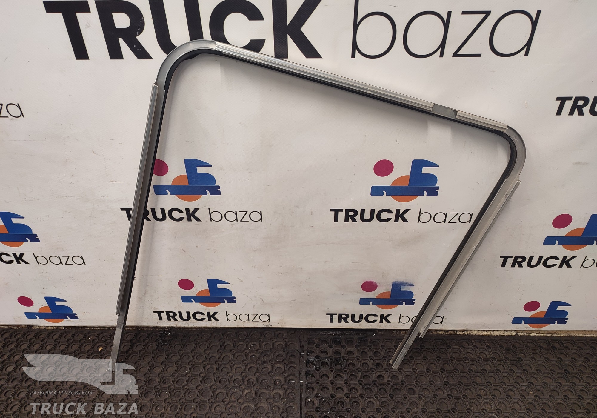 2053564 Направляющая стекла двери правой