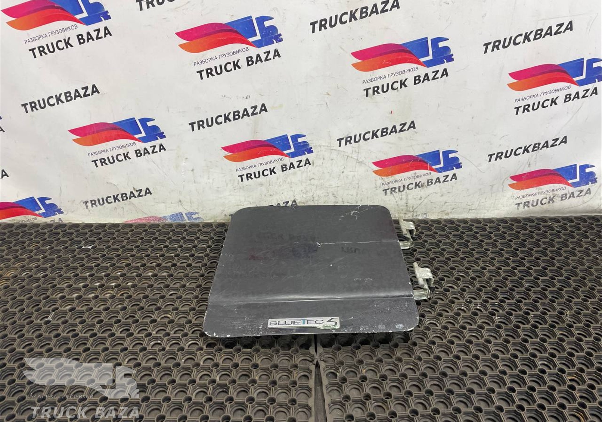 A9437500502 Крышка инструментального ящика правая для Mercedes-Benz Actros MP3 (с 2008)