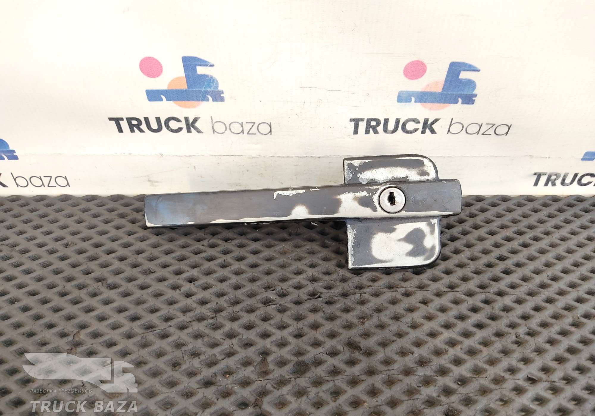 1666068 Ручка двери наружная правая