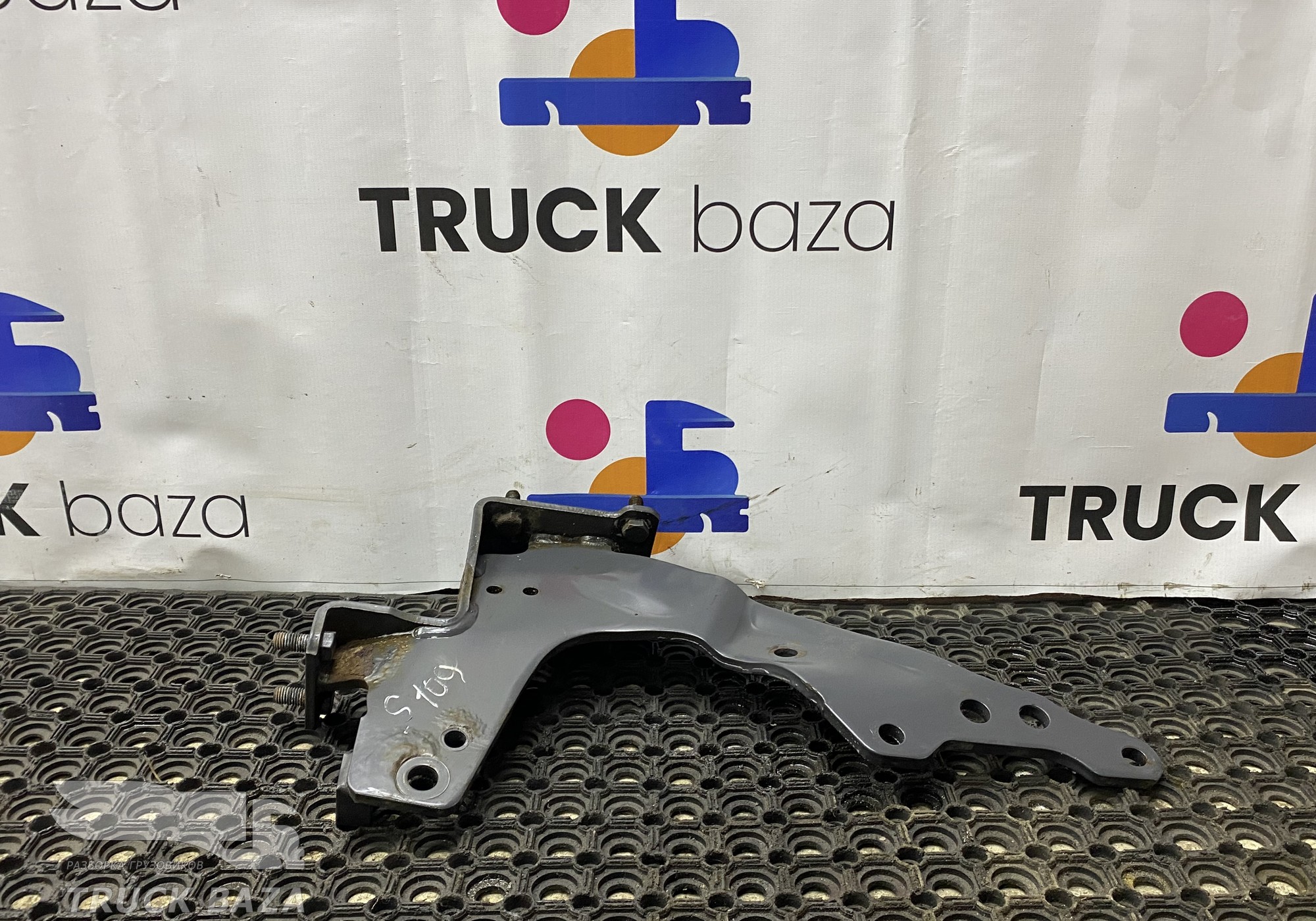 1802166 Кронштейн переднего бампера левый