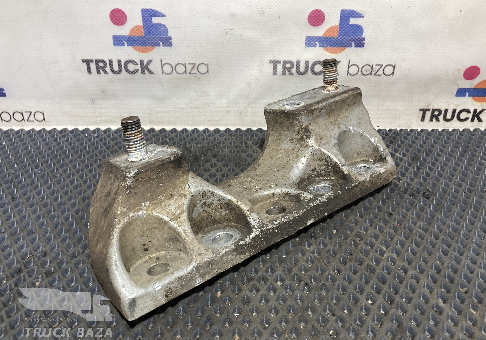 1787517 Кронштейн топливного бака