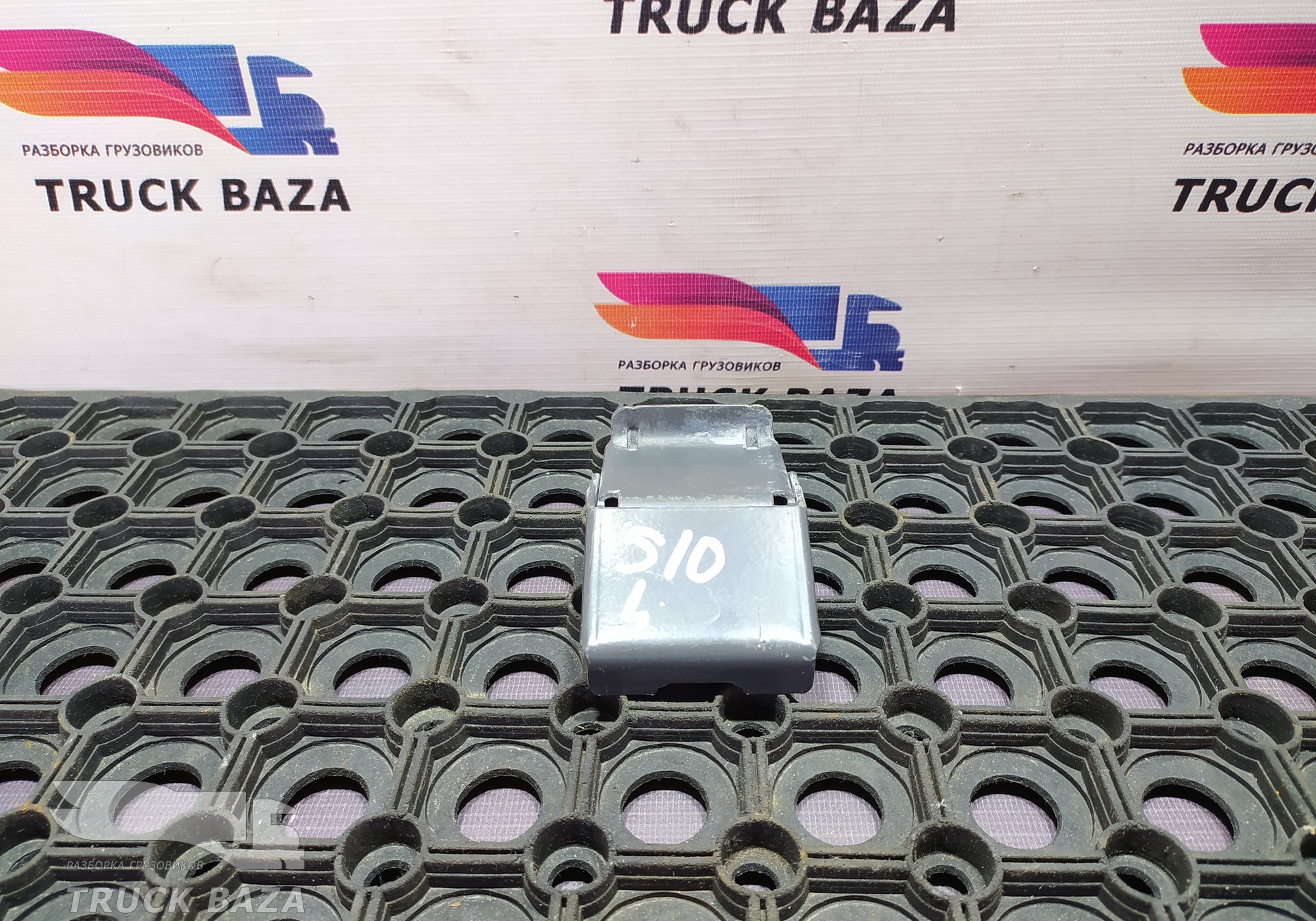 1355381 Замок переднего крыла