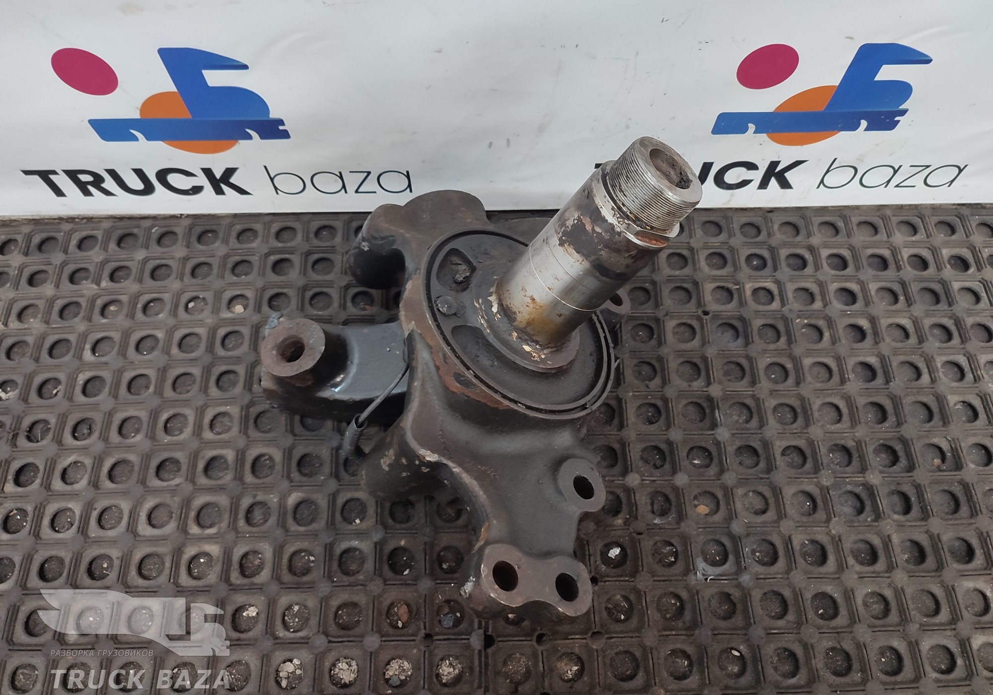 81442016268 Кулак поворотный правый