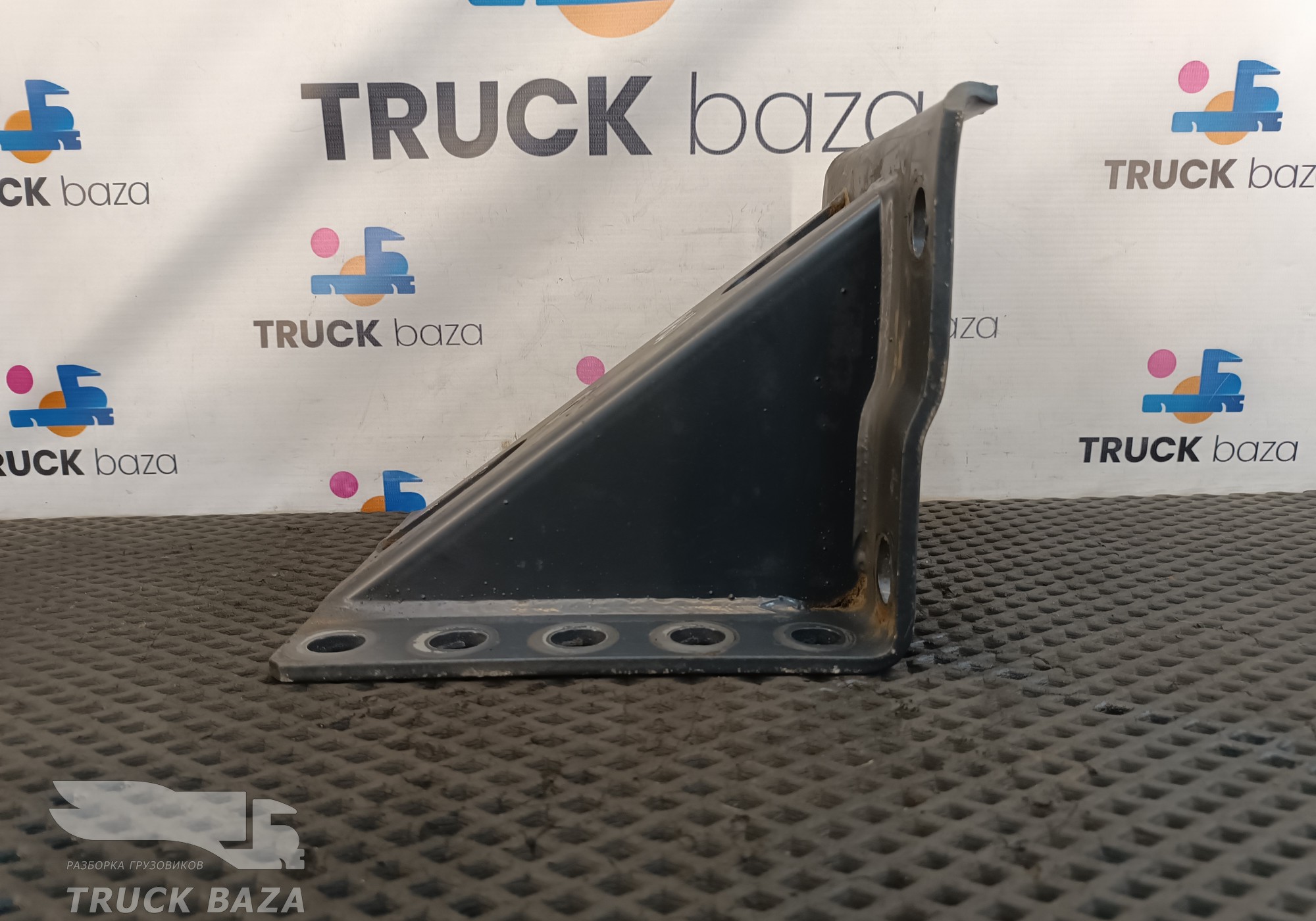 500398154 Кронштейн траверсы передней для Iveco