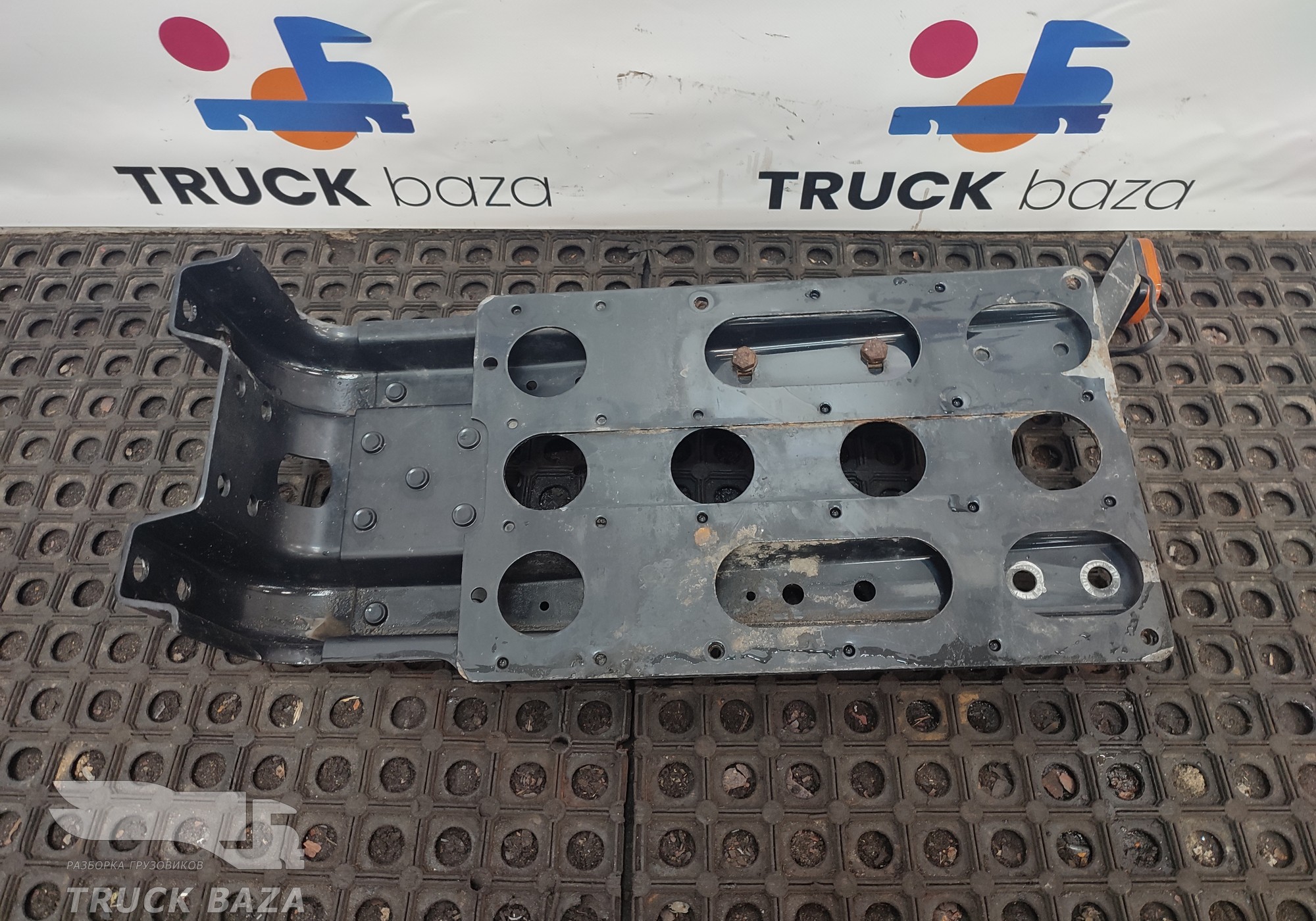 81612435472 Кронштейн крыла переднего