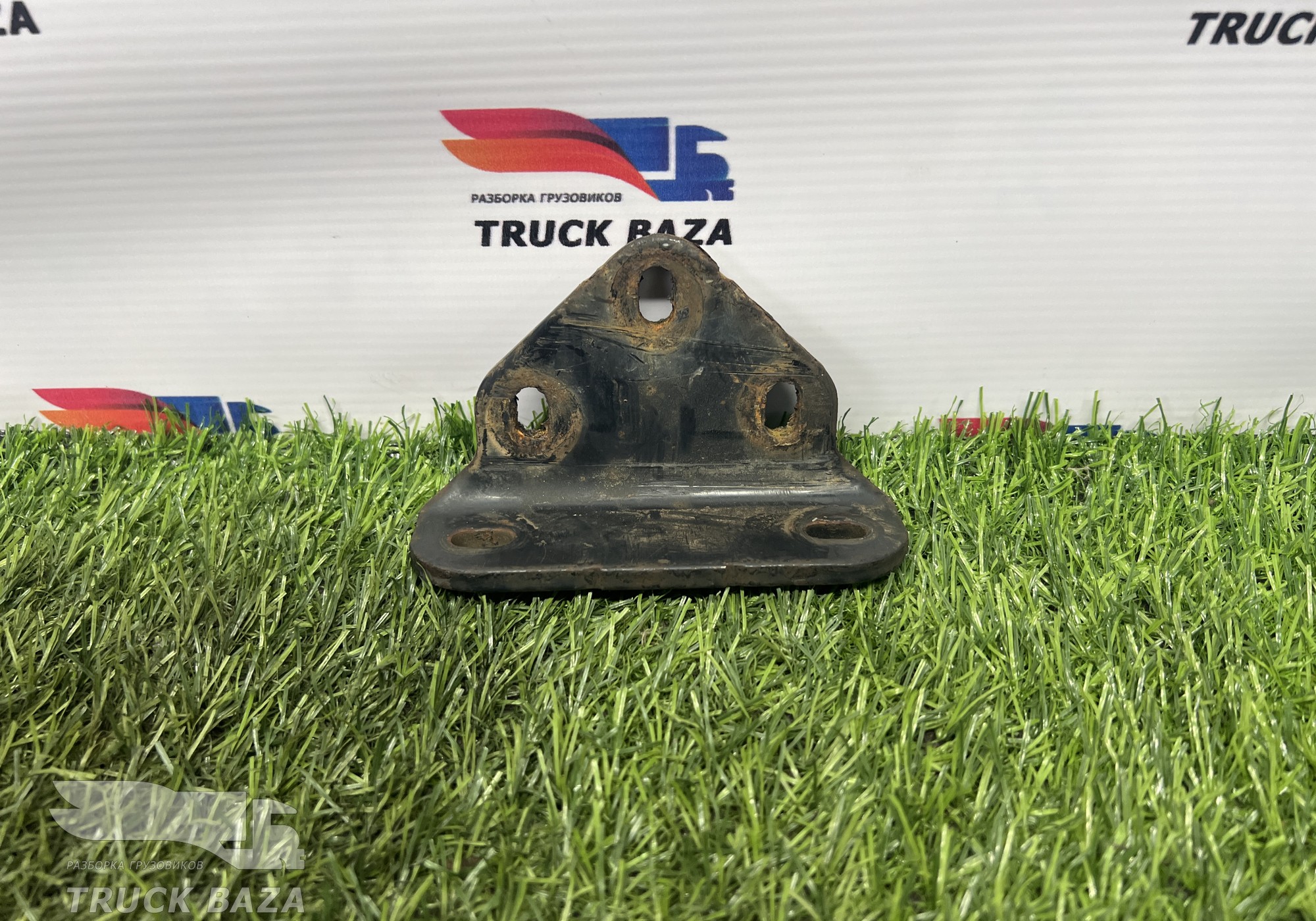 81416140035 Кронштейн переднего бампера