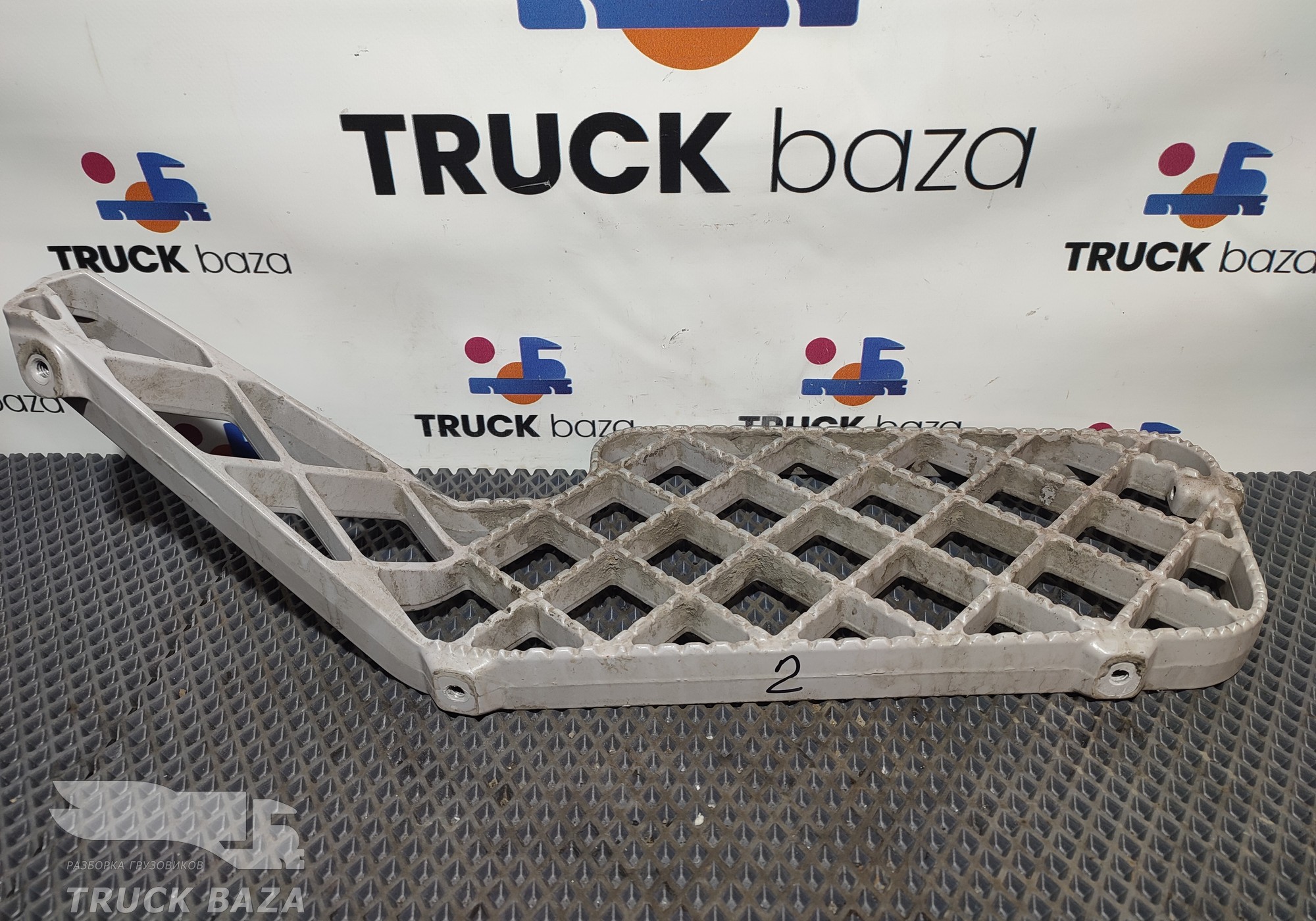 1535039 Подножка левая