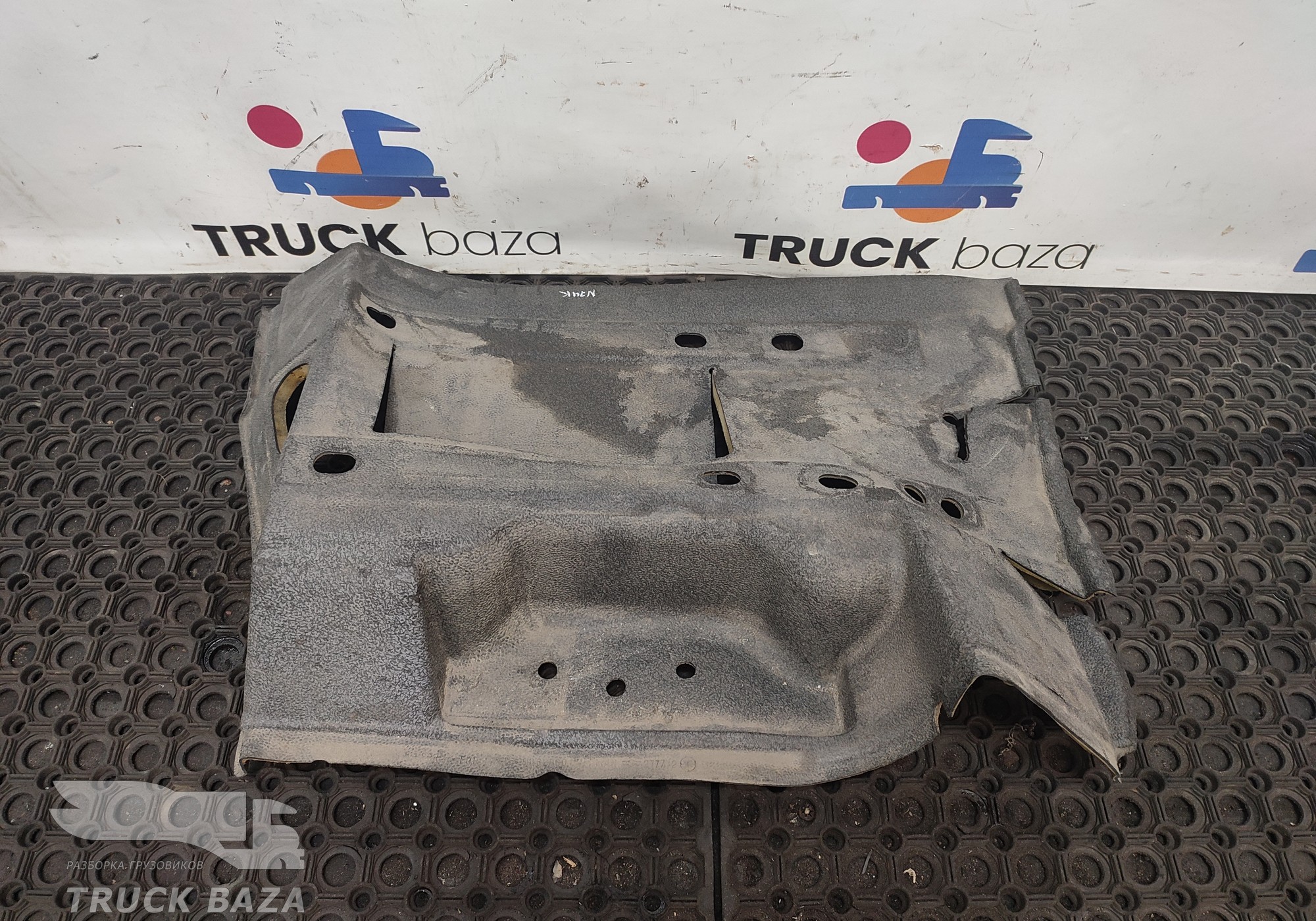 81628600956 Покрытие напольное левое для Man