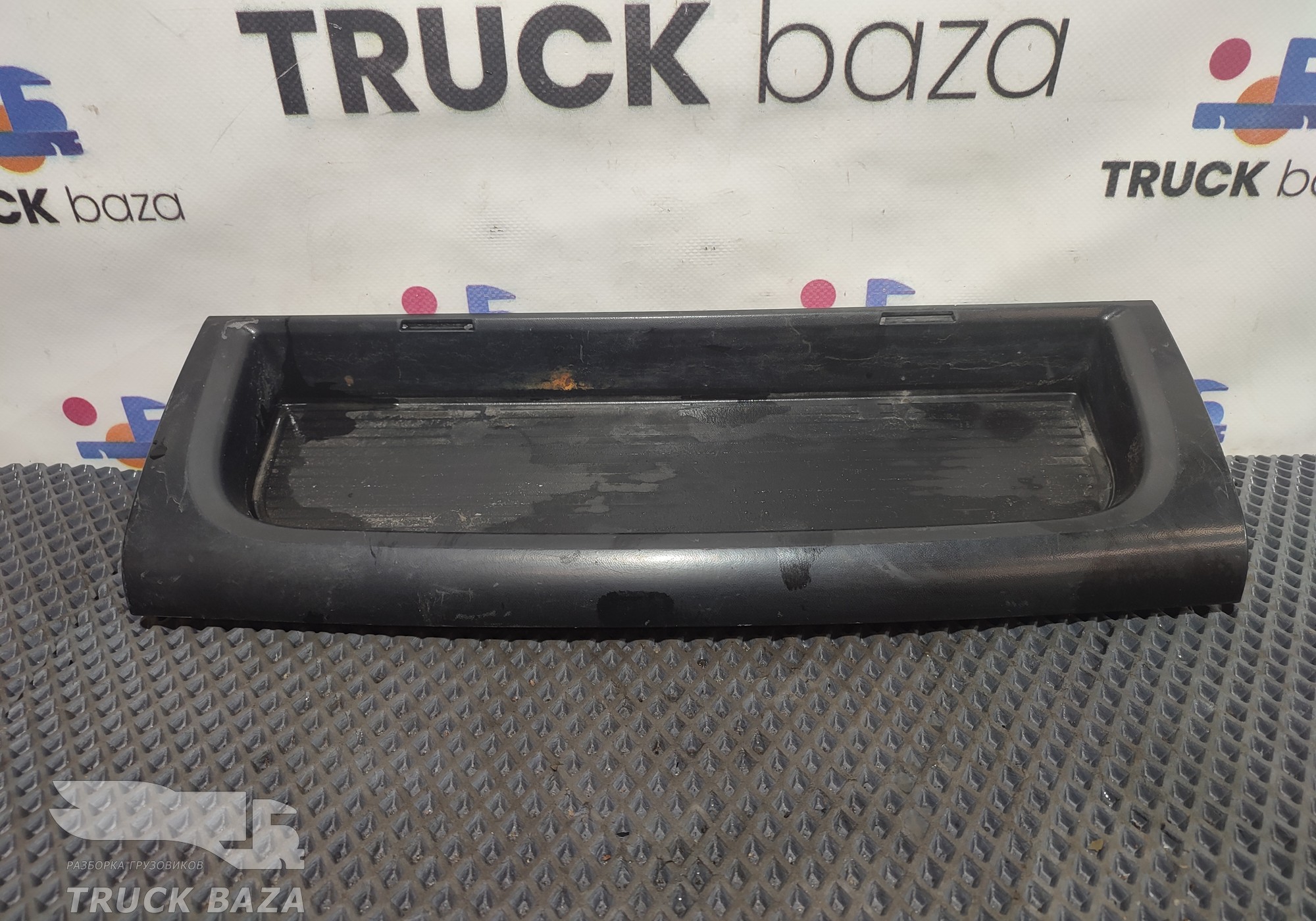 81617016308 Накладка декоративная на торпедо для Man