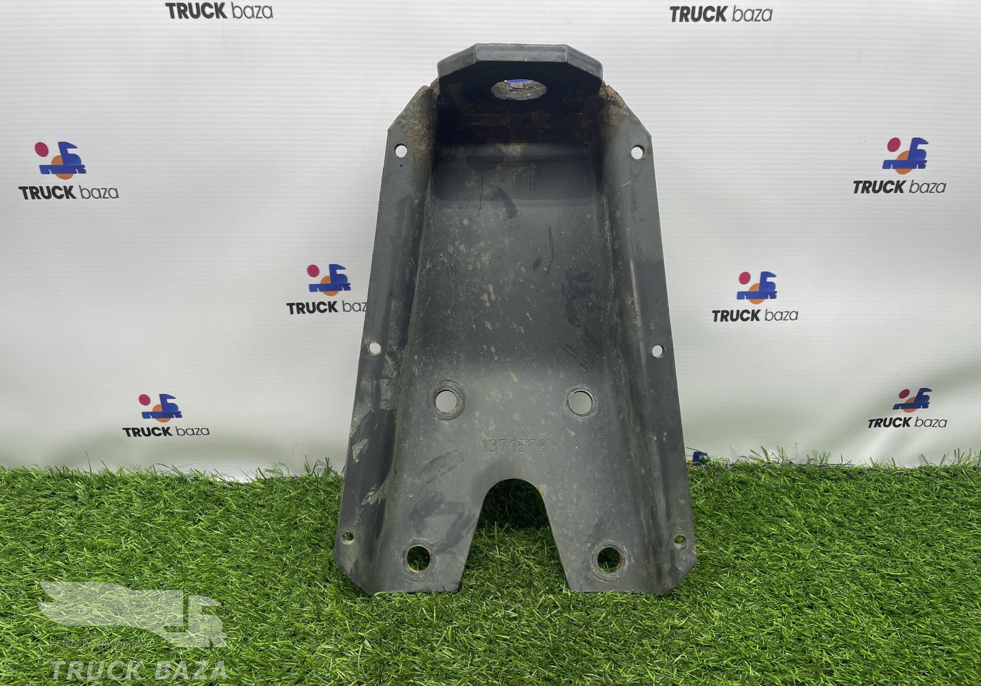 1371578 Кронштейн переднего амортизатора