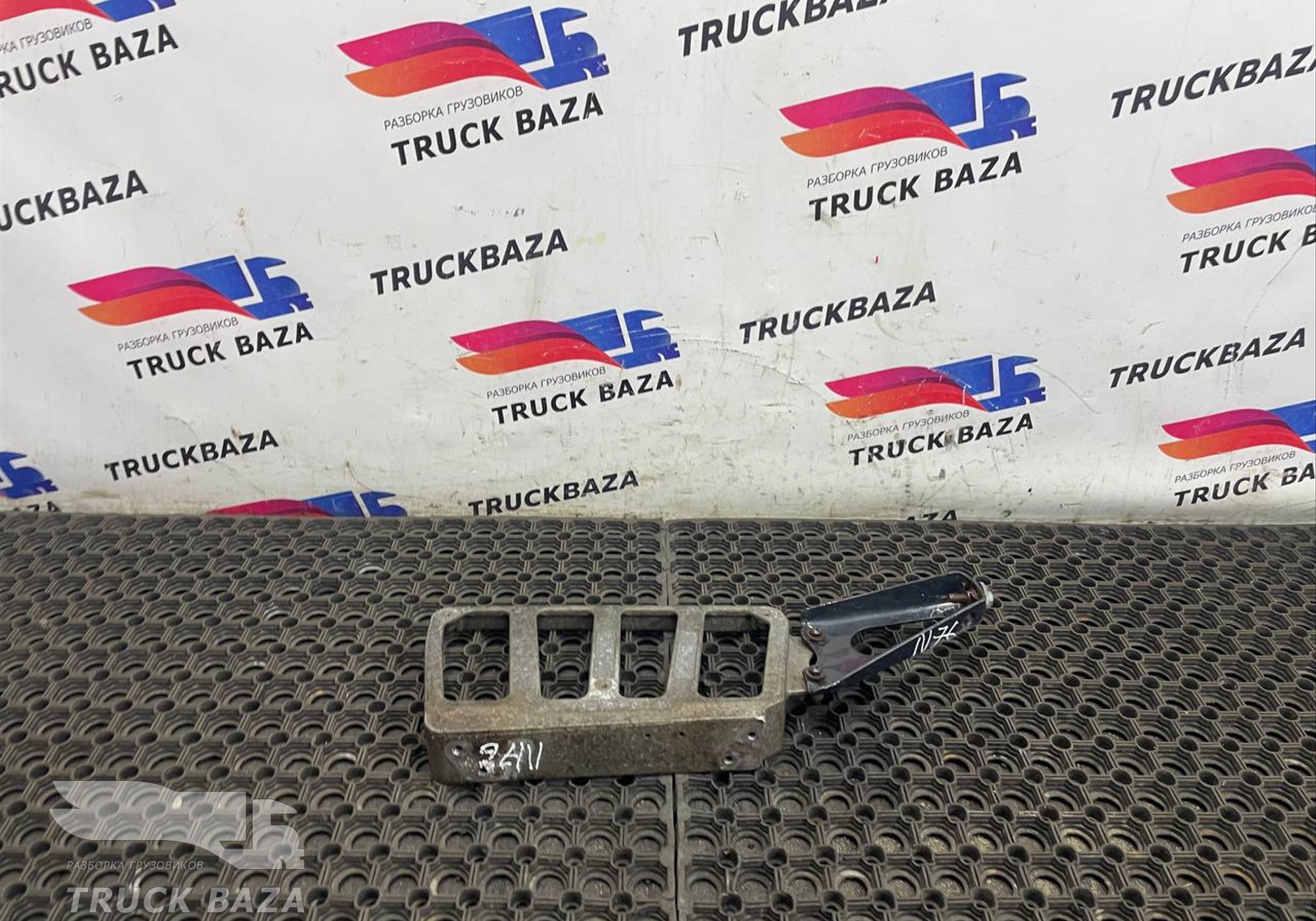 81615110027 Кронштейн подножки левый для Man TGX TG3 (с 2020)