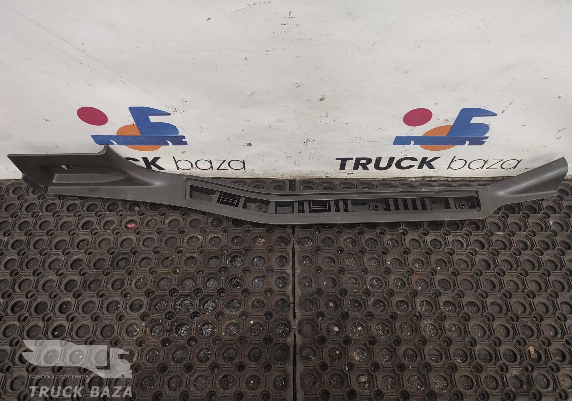 82212691 Накладка порога внутренняя левая для Volvo FH 4 (с 2012)