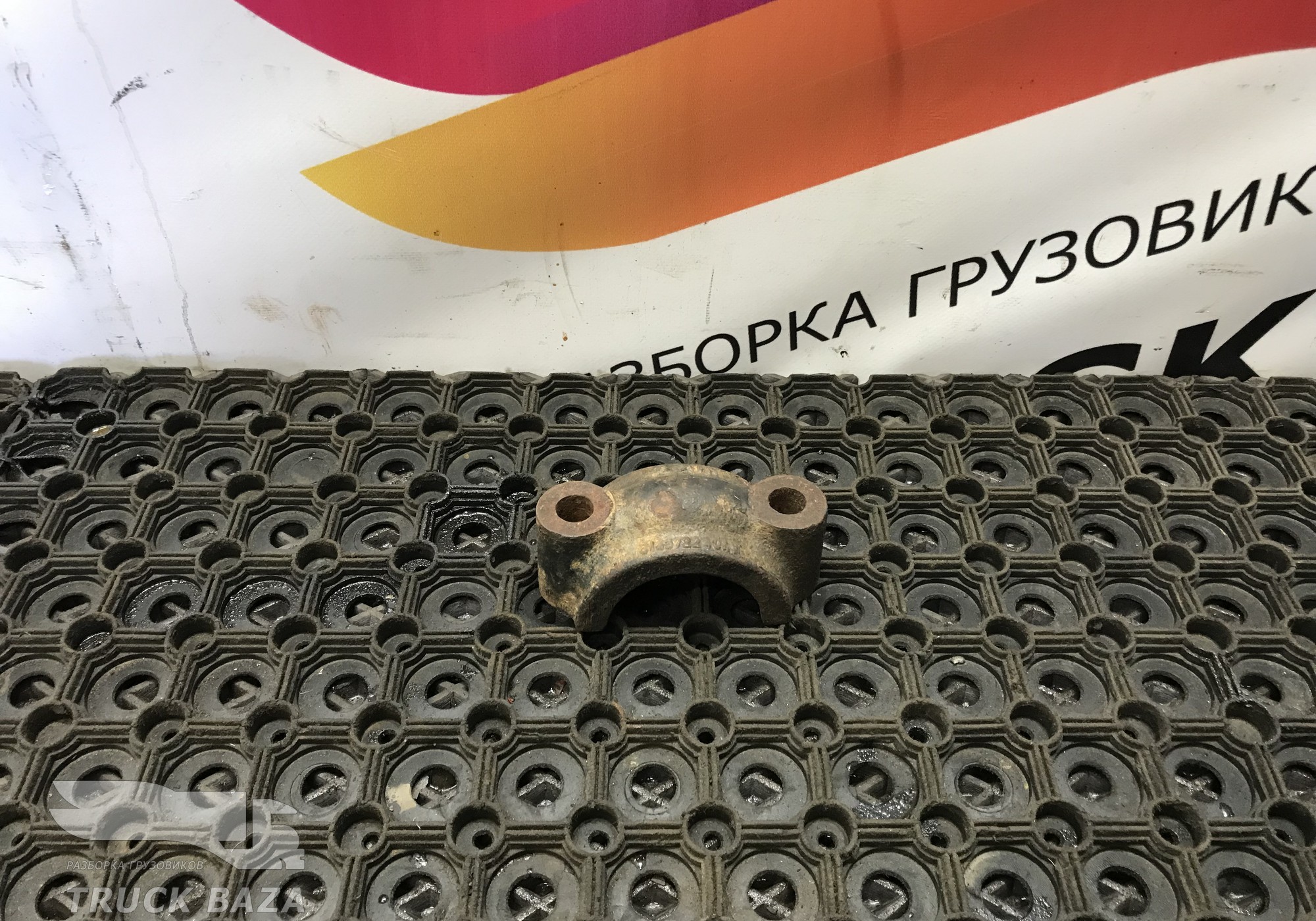 81437223049 Кронштейн переднего стабилизатора для Man