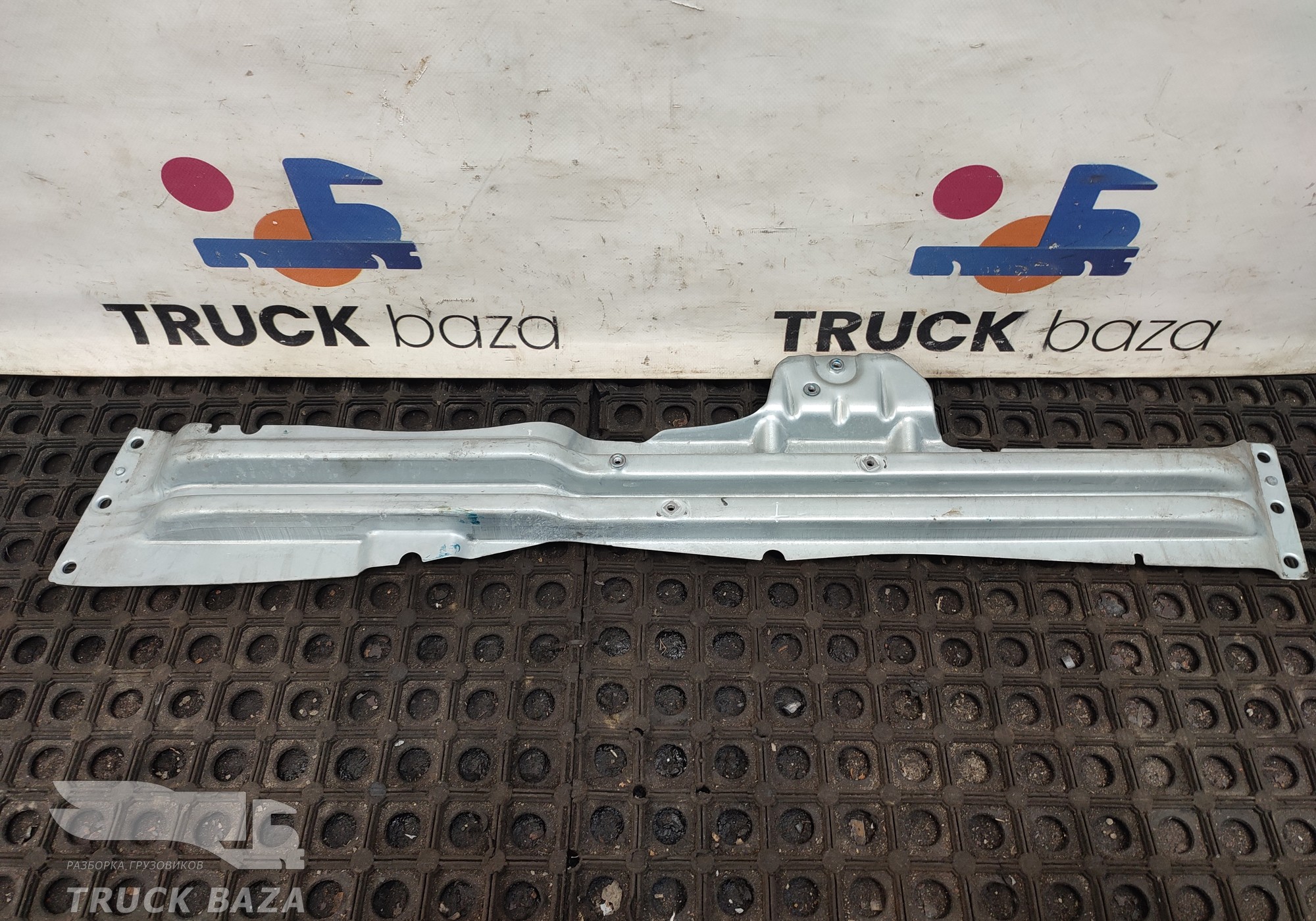 146164501 Кронштейн стеклоподъемника левый