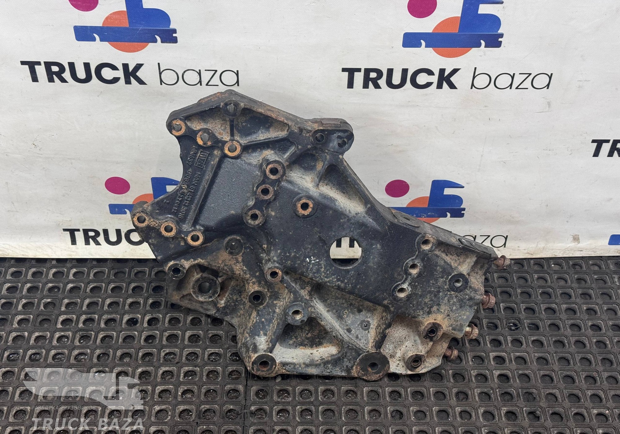 81413133018 Кронштейн рессоры передней правый