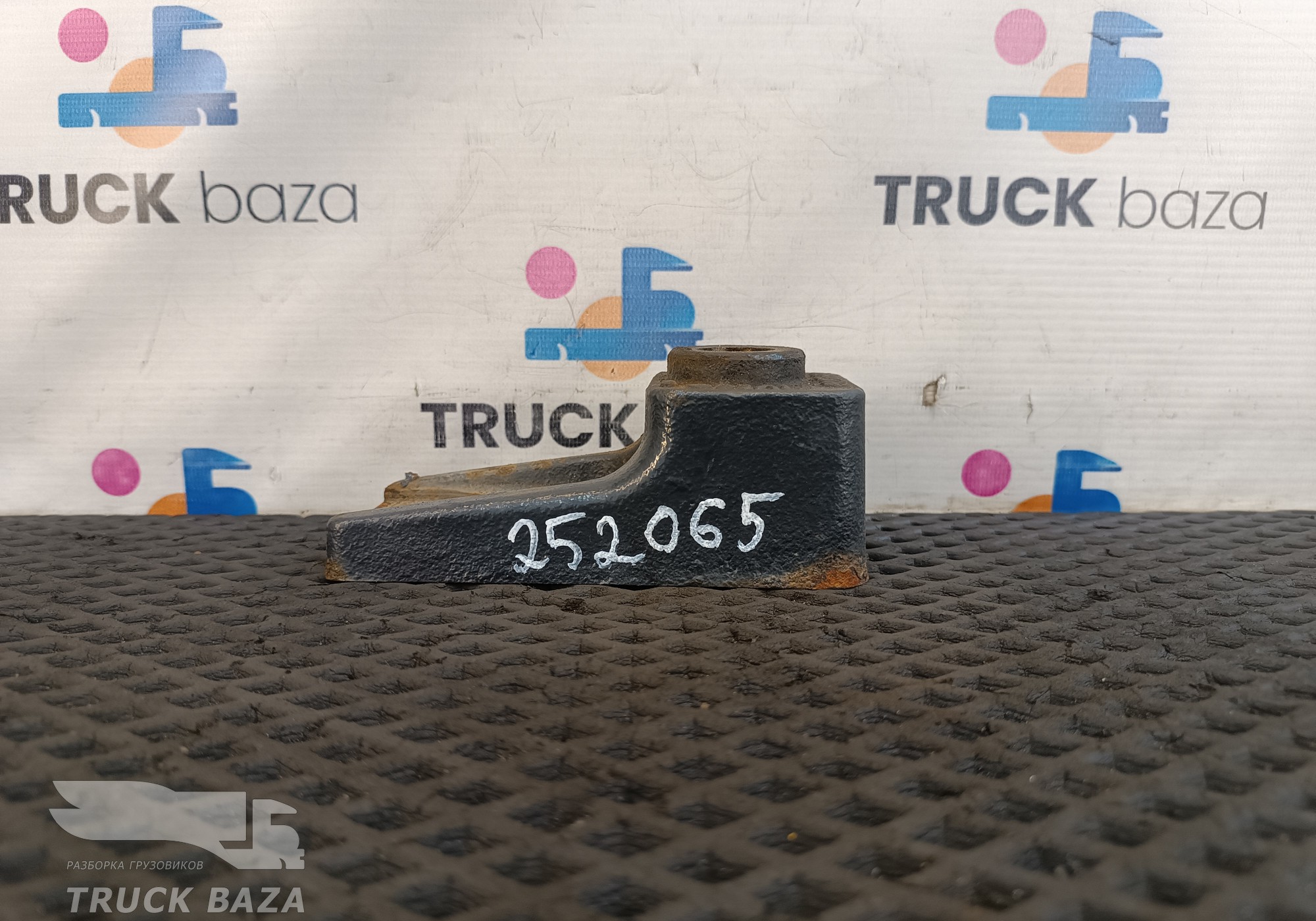 504038635 Кронштейн амортизатора переднего для Iveco