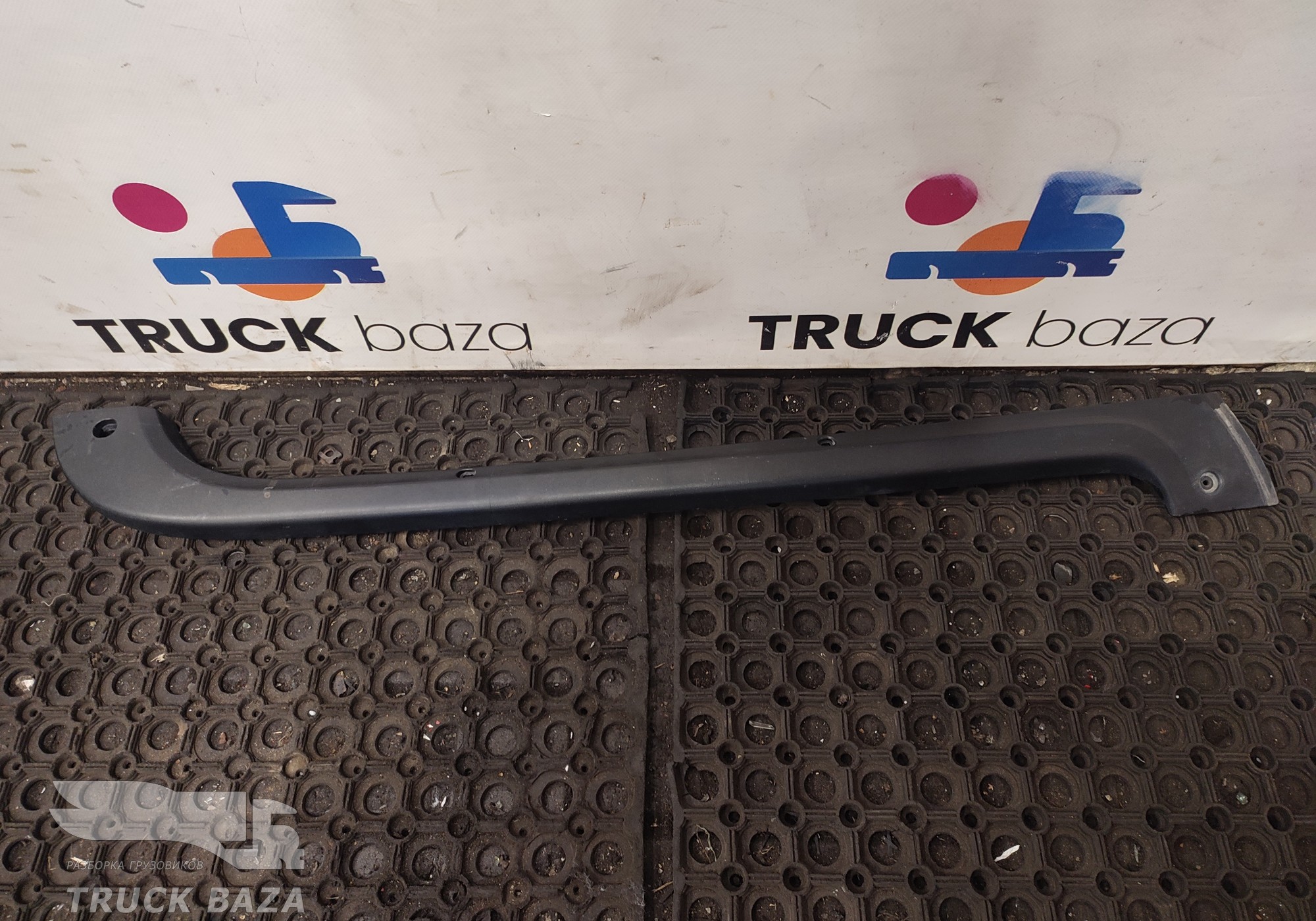 A9406980562 Накладка стойки лобового стекла левая