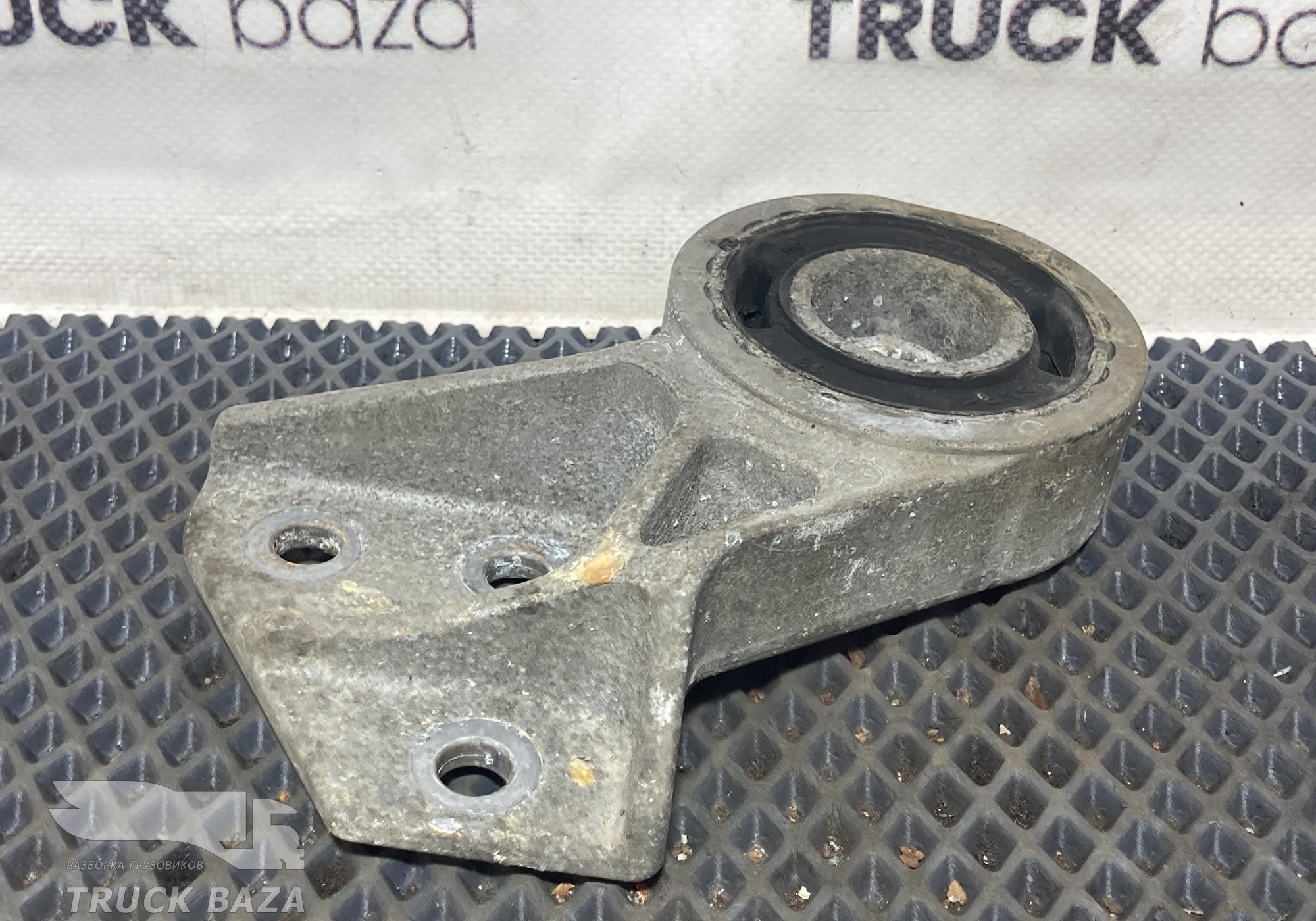 1791181 Кронштейн интеркулера правый