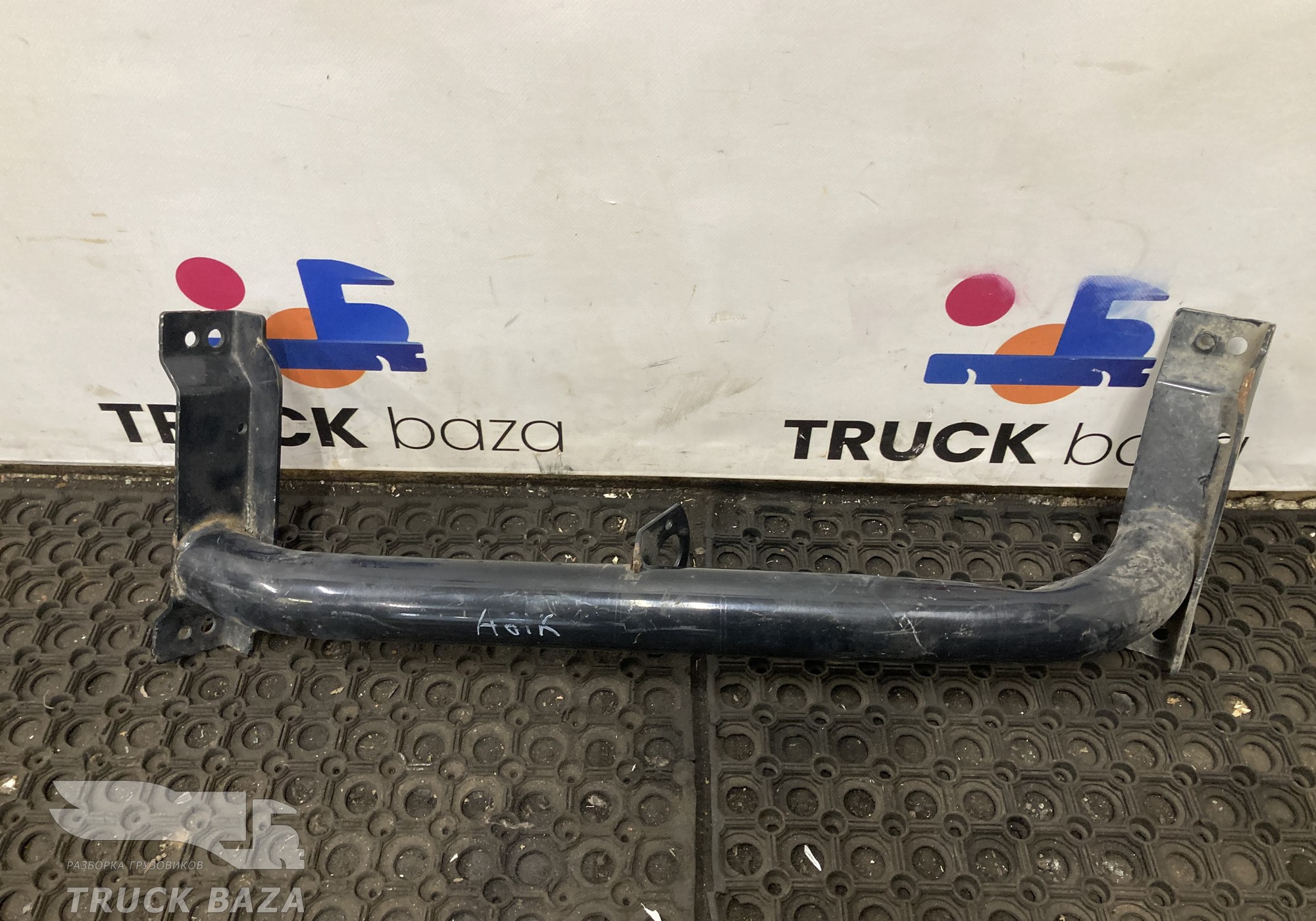 81615405032 Кронштейн корпуса подножек правый