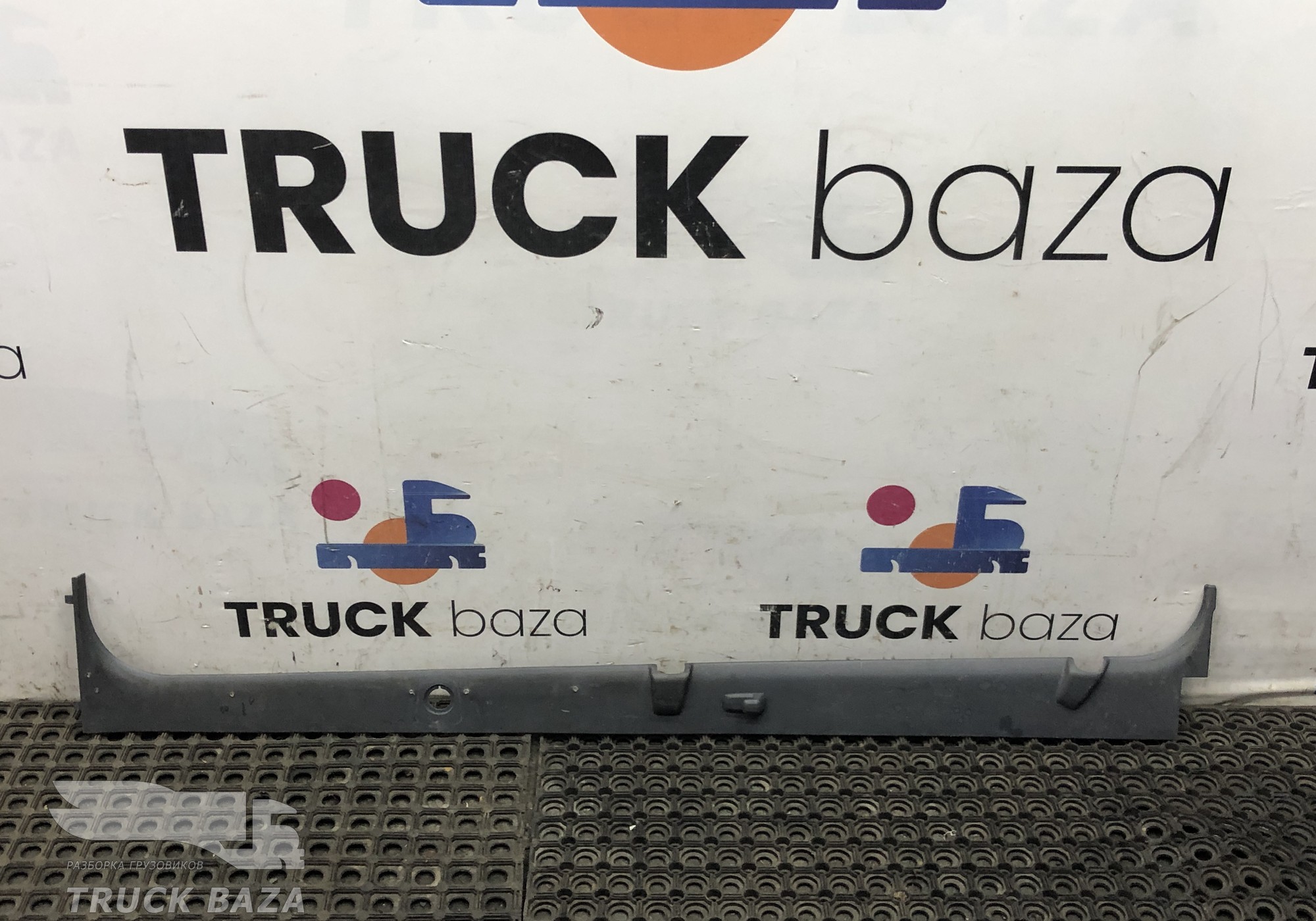 1892236 Накладка стойки левой