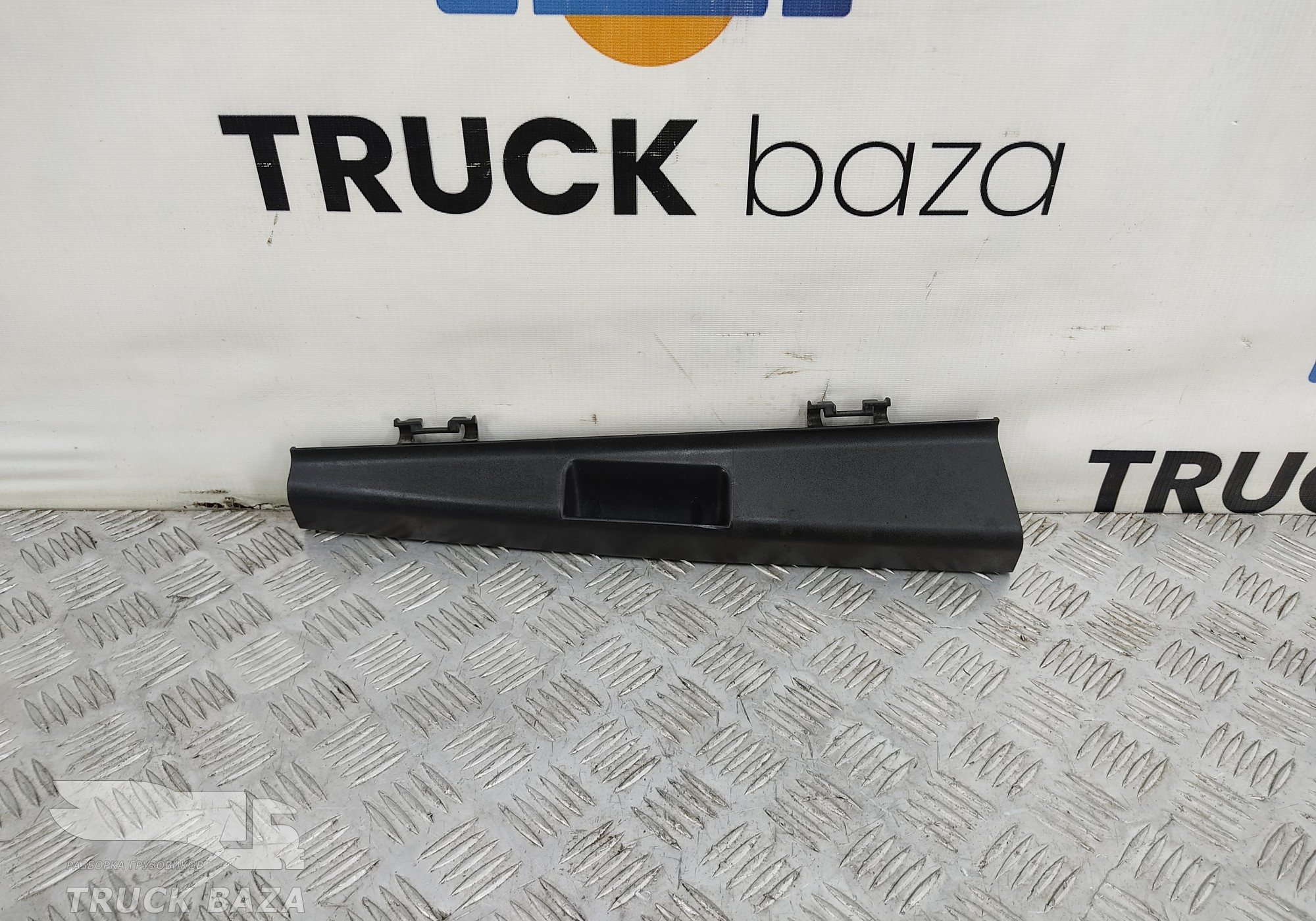 81614460043 Накладка крышки блока предохранителей